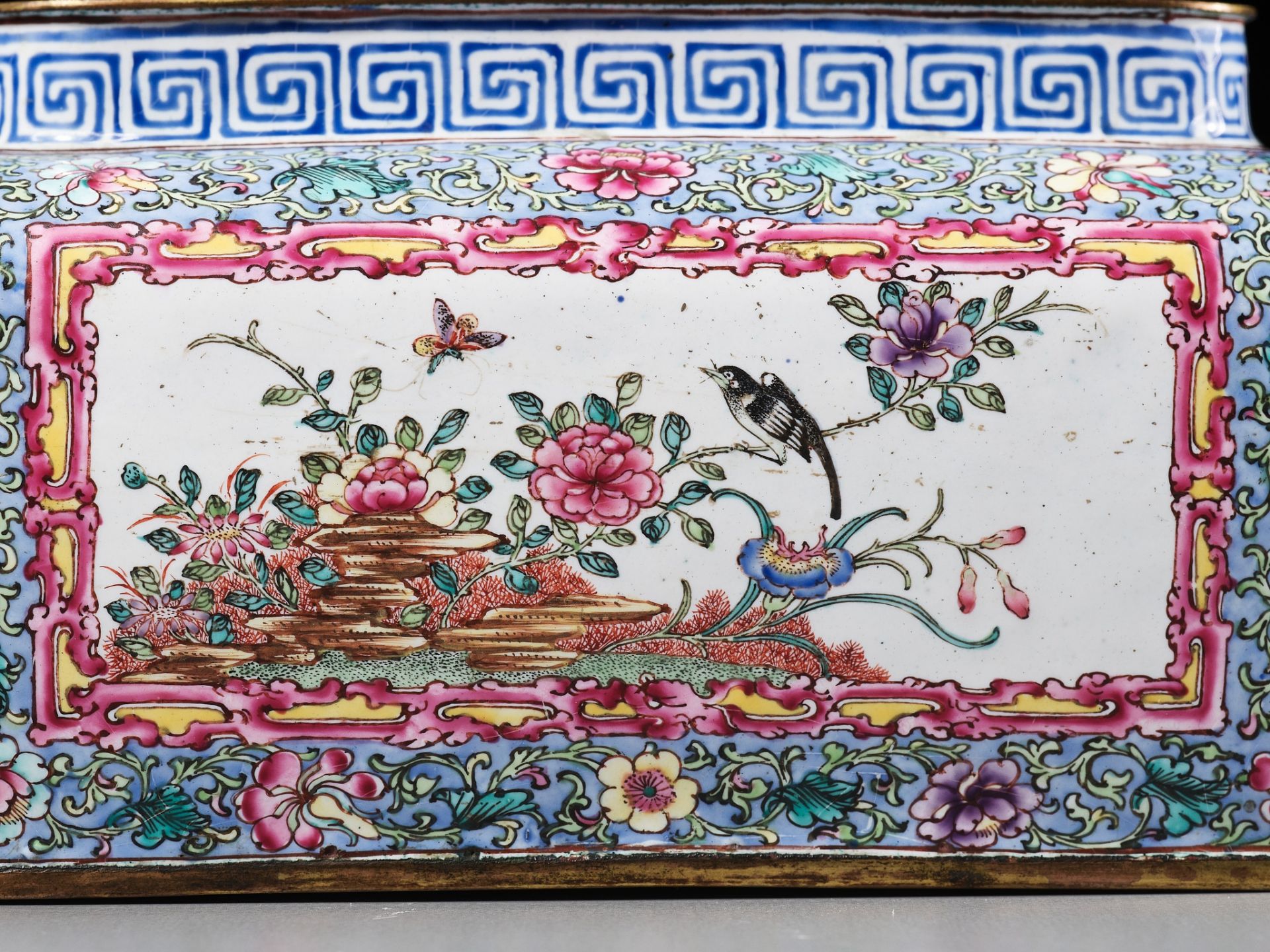 AN EXCEEDINGLY RARE IMPERIAL ENAMELED COPPER HANDWARMER, QIANLONG MARK AND PERIOD - Bild 21 aus 27