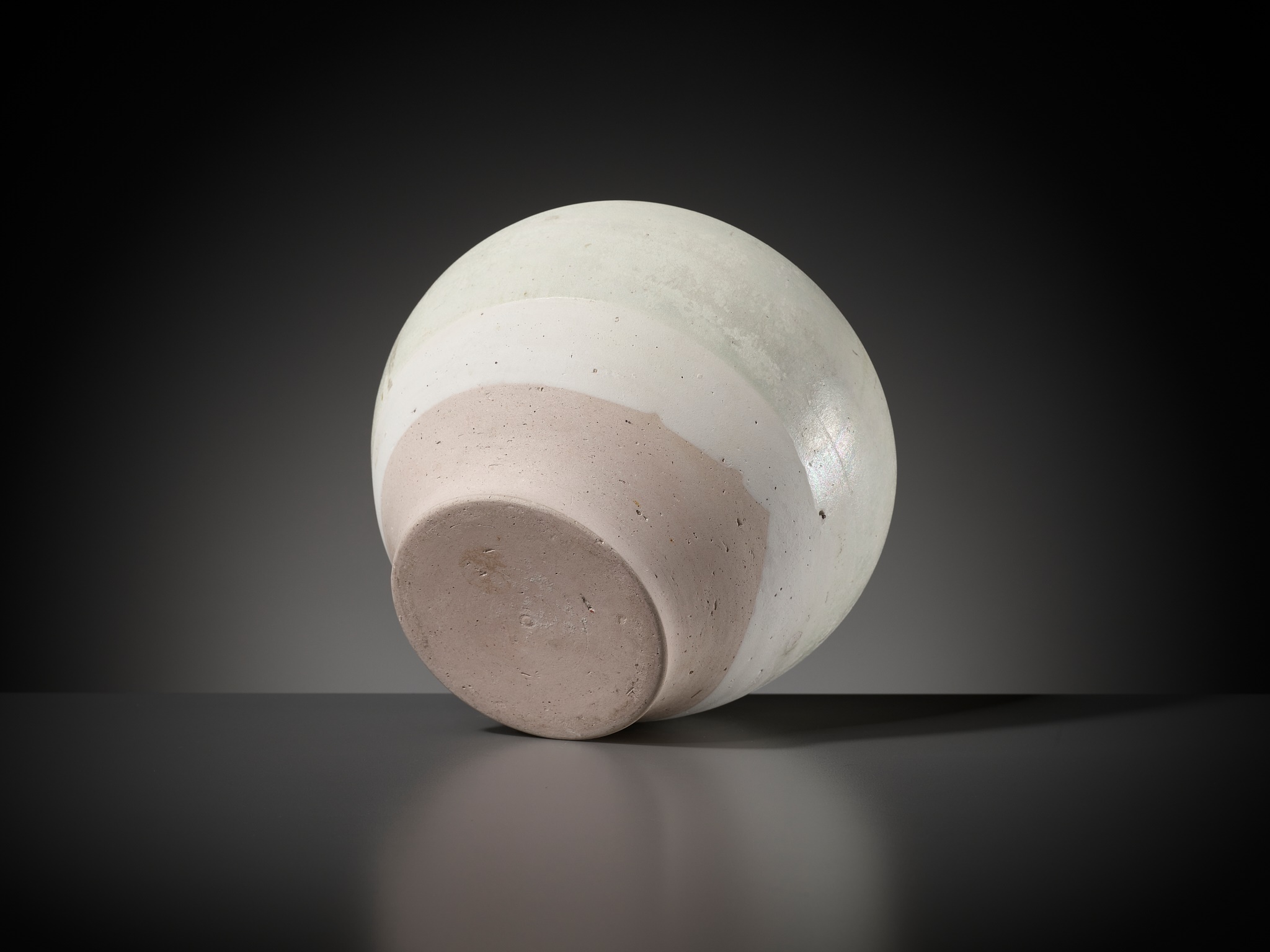 A WHITE-GLAZED JAR, TANG DYNASTY - Image 12 of 13