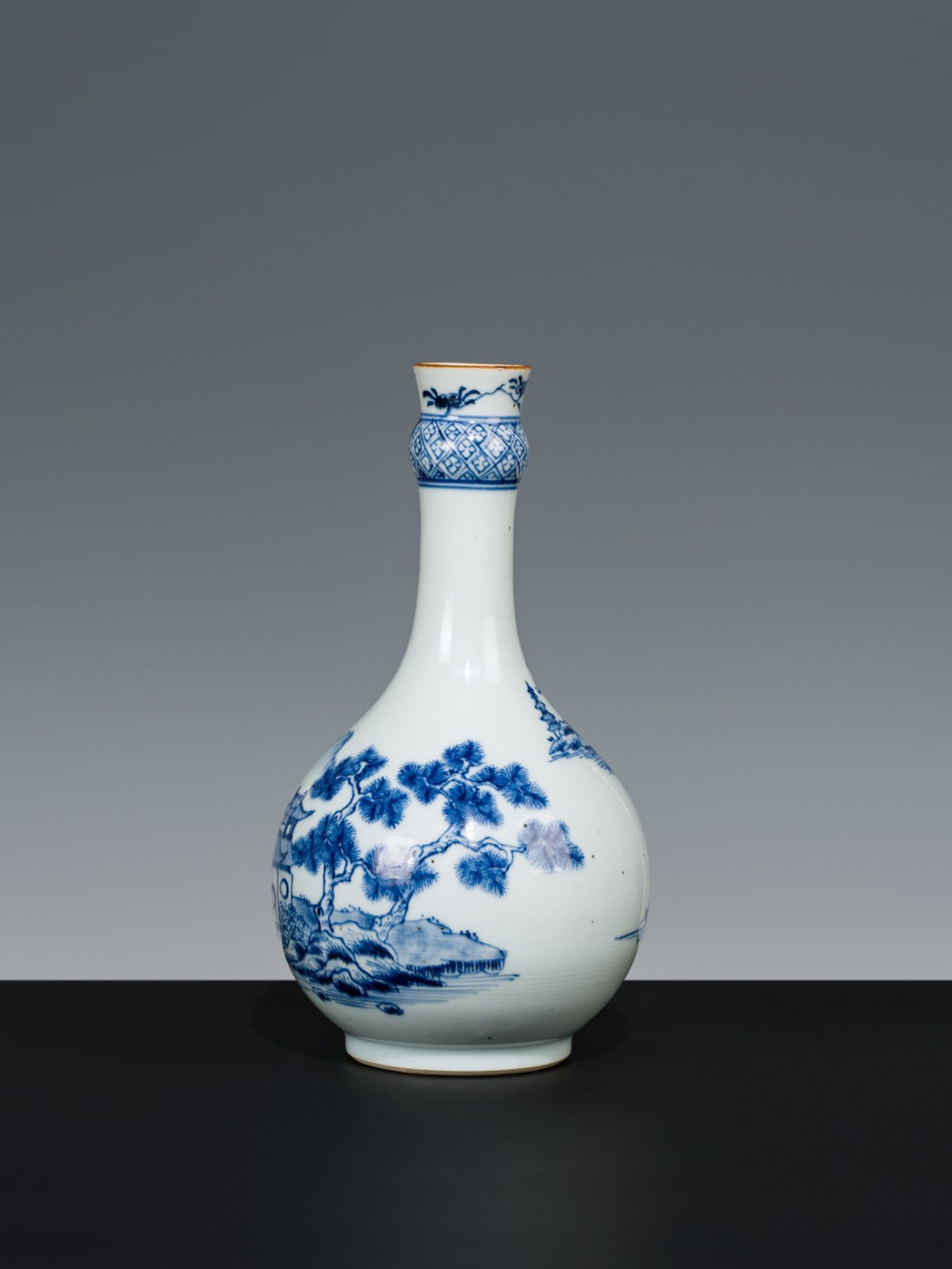A BLUE AND WHITE PORCELAIN BOTTLE VASE, CHINA, 18TH CENTURY - Image 5 of 8