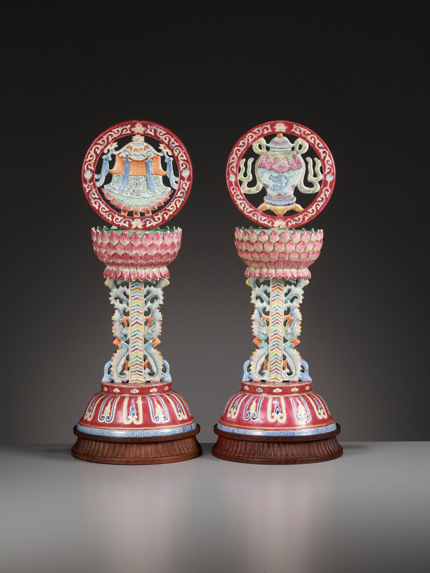 A PAIR OF LARGE RUBY-GROUND FAMILLE ROSE BUDDHIST EMBLEM ALTAR ORNAMENTS, QING DYNASTY - Image 13 of 17
