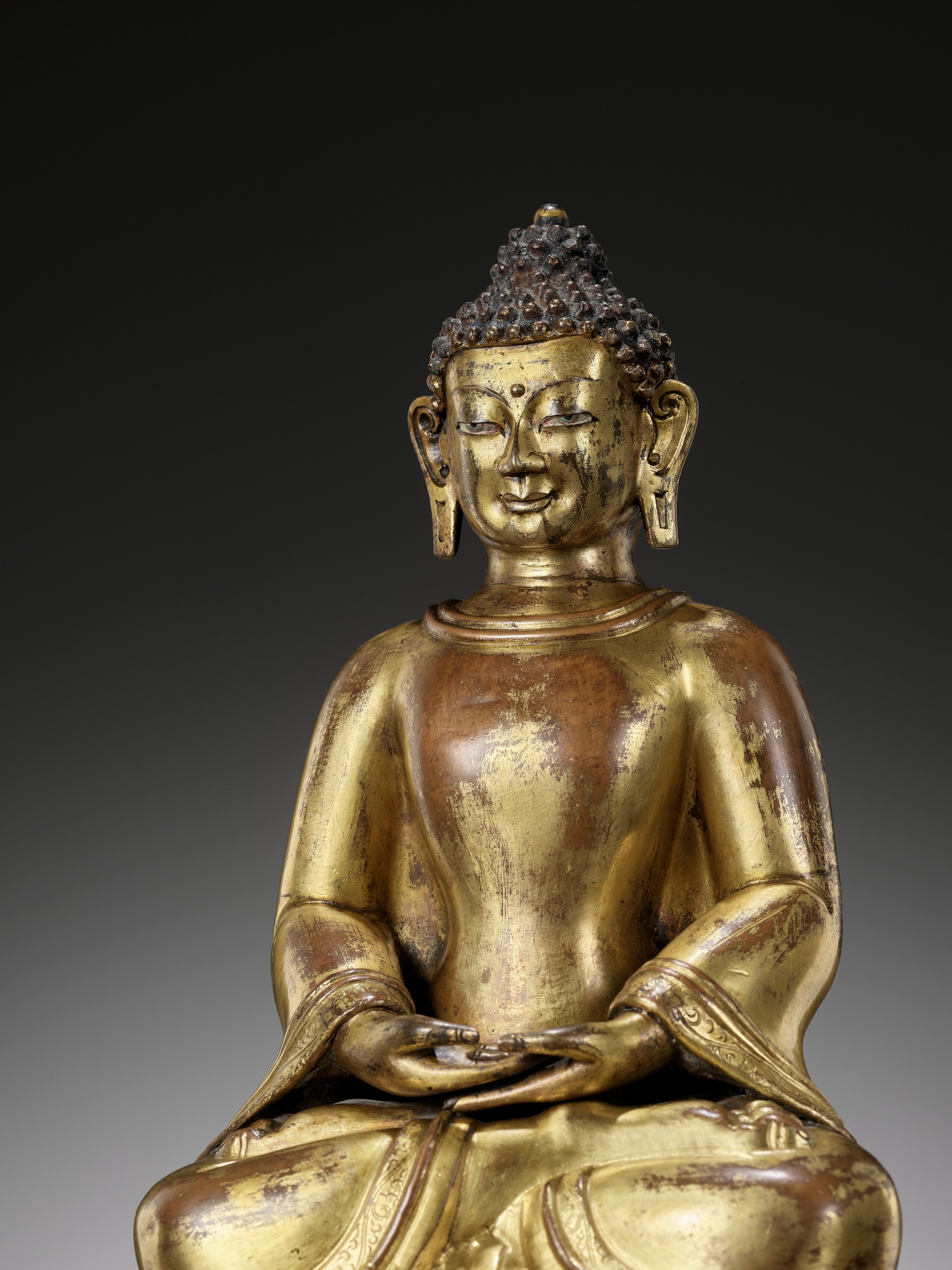 A GILT COPPER-ALLOY REPOUSSE FIGURE OF BUDDHA AMITABHA, WITH AN INSCRIPTION REFERRING TO THE SECOND - Image 8 of 16