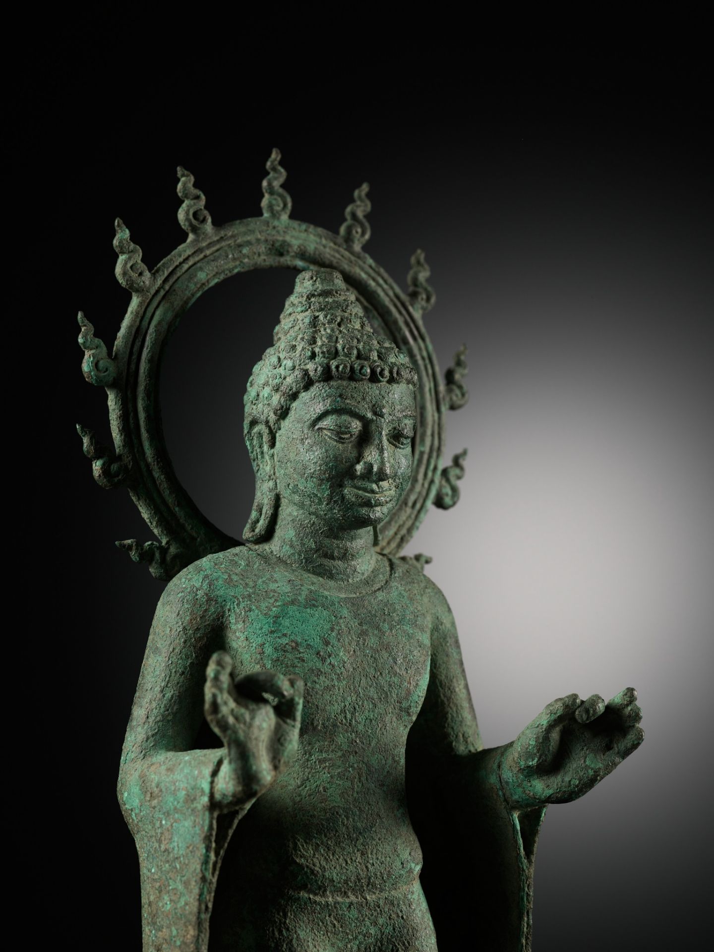 A BRONZE STATUE OF BUDDHA WITHIN A FLAMING AUREOLE, INDONESIA, CENTRAL JAVA, 8TH-9TH CENTURY - Bild 18 aus 19