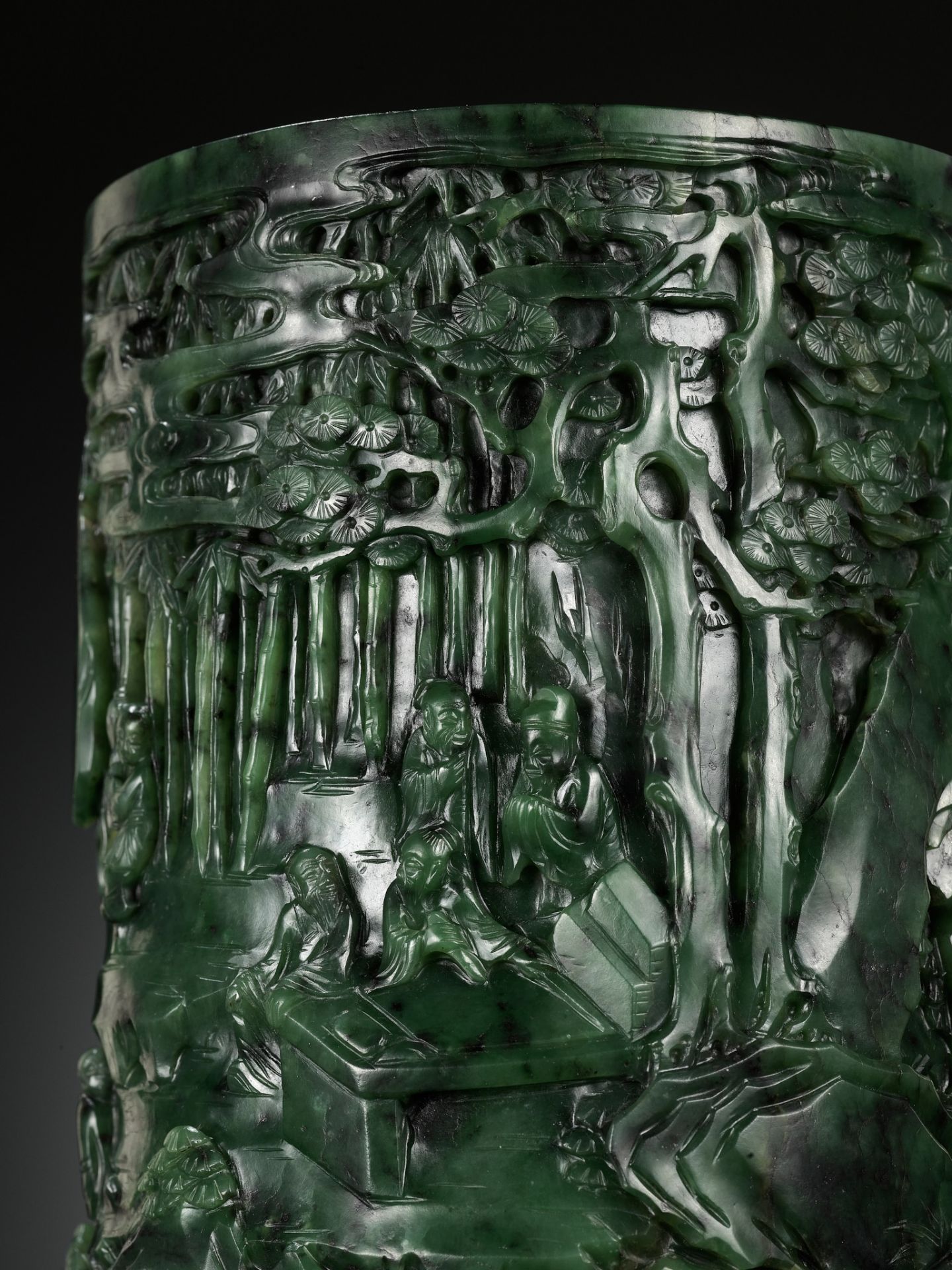 A SPINACH-GREEN JADE ‘SEVEN SAGES OF THE BAMBOO GROVE’ (ZHULIN QIXIAN) BRUSHPOT, BITONG, QIANLONG - Bild 6 aus 16