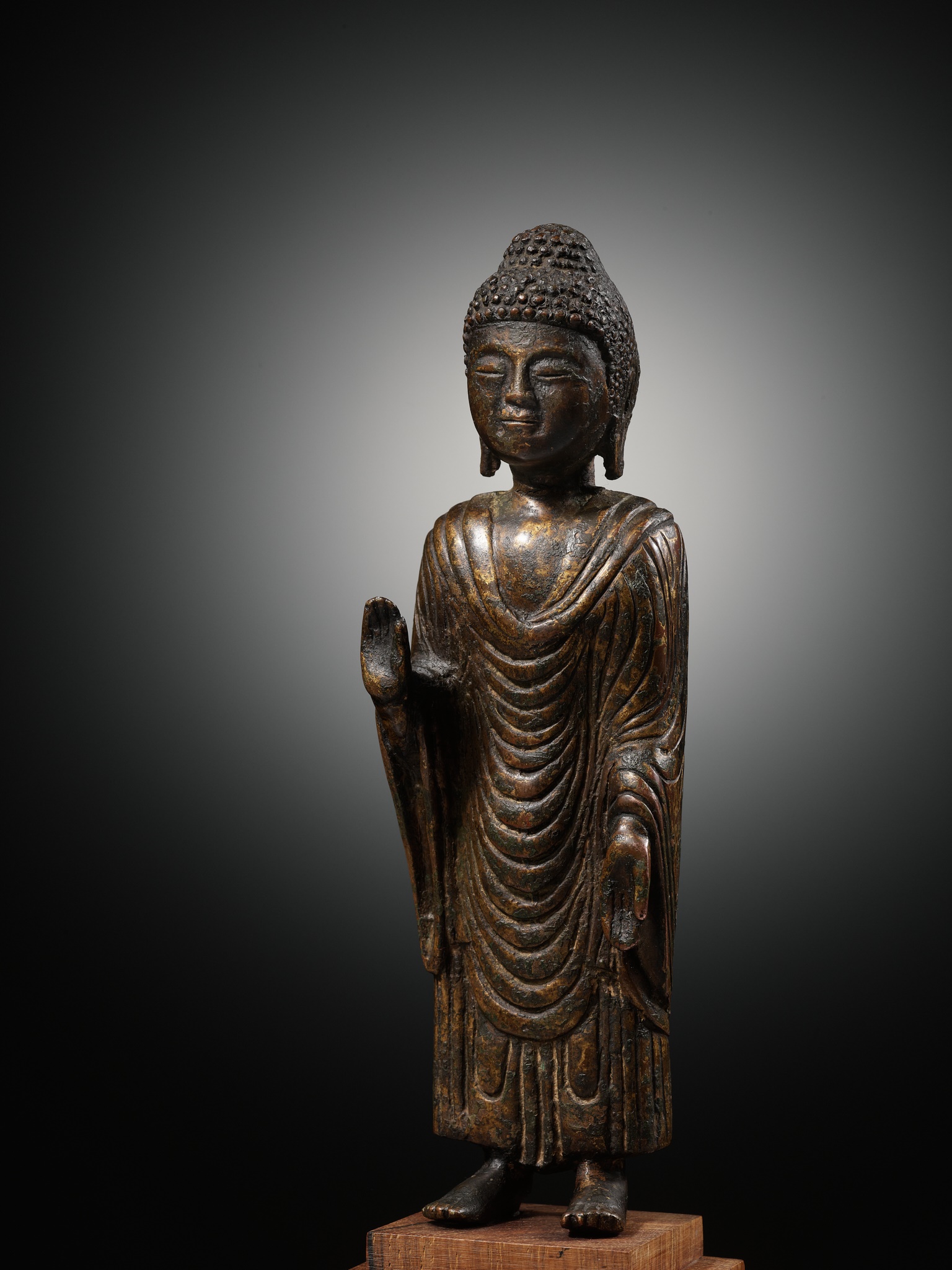 A GILT-BRONZE STANDING FIGURE OF BUDDHA, UNIFIED SILLA DYNASTY, KOREA, 8TH - 9TH CENTURY - Image 7 of 12
