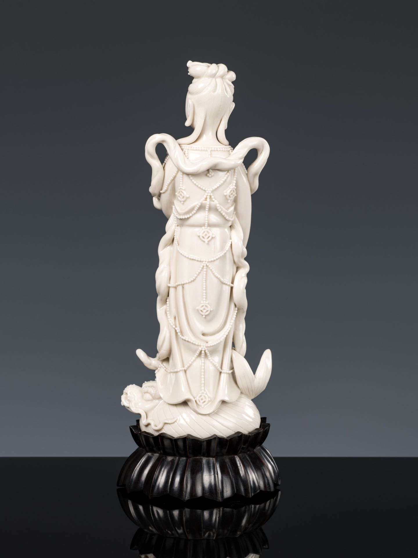 A DEHUA FIGURE OF GUANYIN, BY CHEN WEI, 18TH-19TH CENTURY - Image 6 of 8