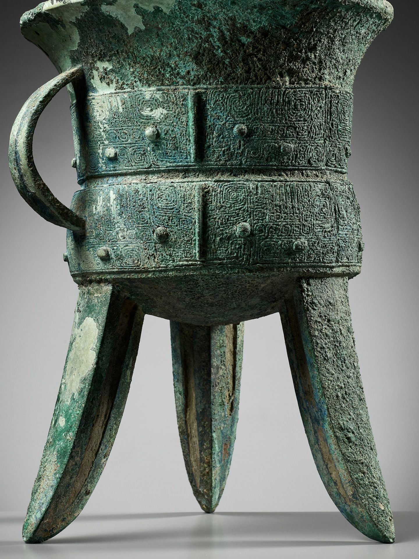 AN EXCEPTIONALLY LARGE AND MASSIVE BRONZE RITUAL TRIPOD WINE VESSEL, JIA, WITH A CLAN MARK, SHANG - Image 17 of 29