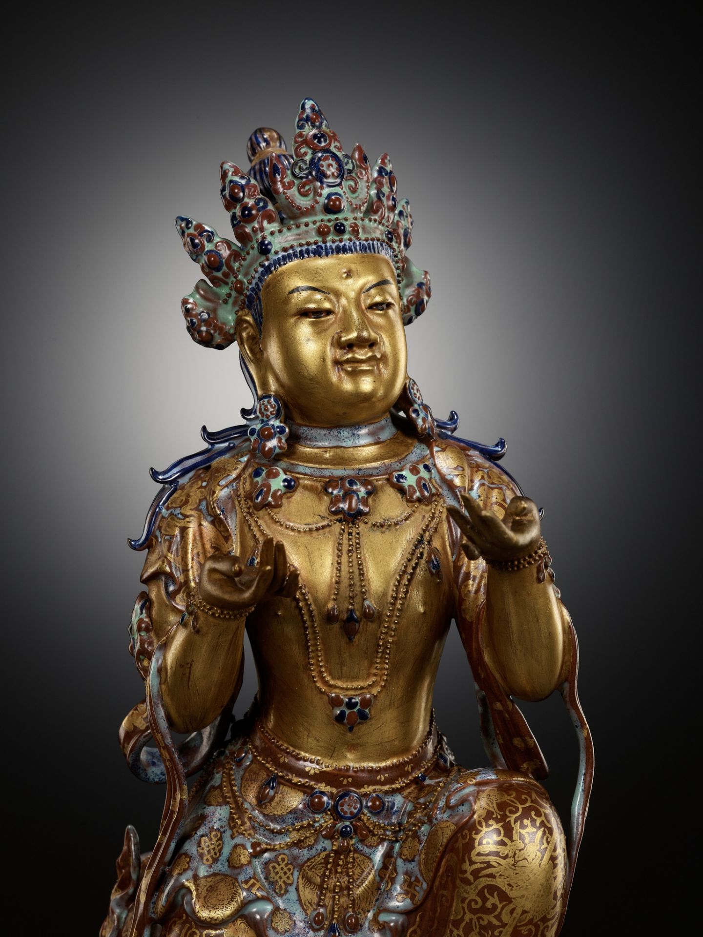A ROBIN'S-EGG-GLAZED AND GILT PORCELAIN FIGURE OF A BODHISATTVA, QIANLONG TO JIAQING PERIOD - Image 15 of 23
