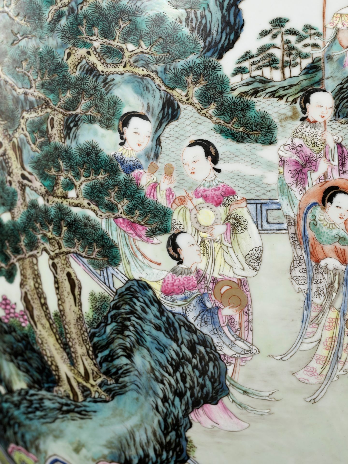 A MONUMENTAL GILT FAMILLE ROSE 'LADIES OF THE HAN PALACE' VASE, LATE QIANLONG - EARLY JIAQING - Bild 19 aus 22