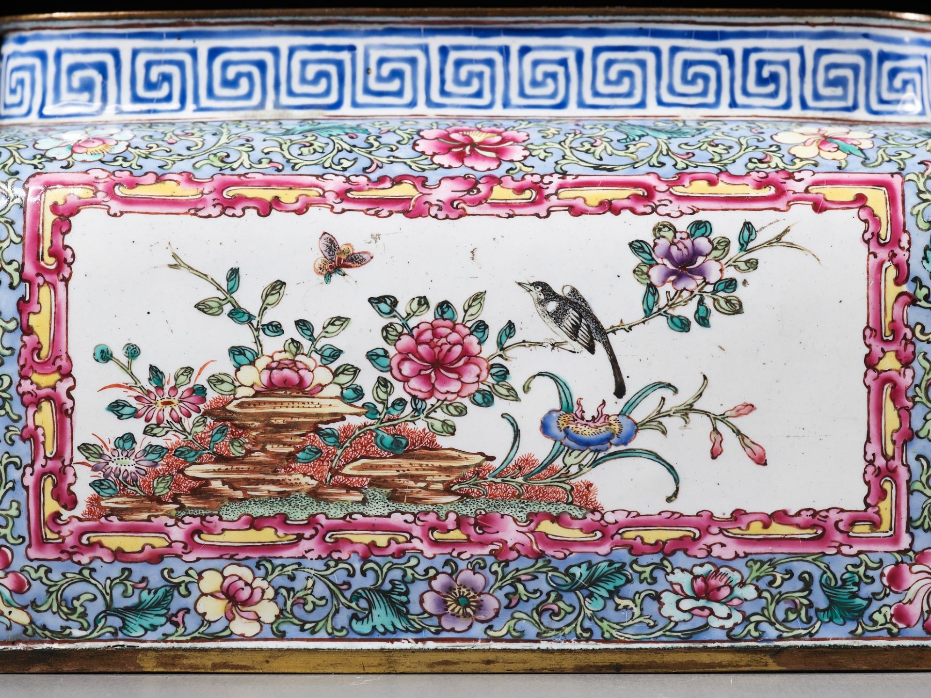 AN EXCEEDINGLY RARE IMPERIAL ENAMELED COPPER HANDWARMER, QIANLONG MARK AND PERIOD - Bild 4 aus 27
