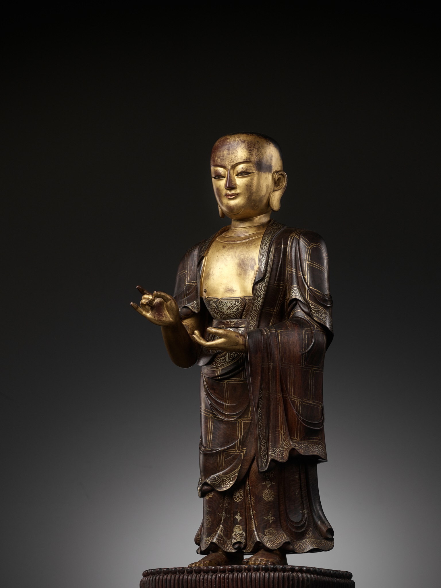 A LARGE AND HIGHLY IMPORTANT ZITAN AND GILT-LACQUERED STATUE OF SARIPUTRA, THE FIRST OF BUDDHA'S TWO - Image 17 of 26