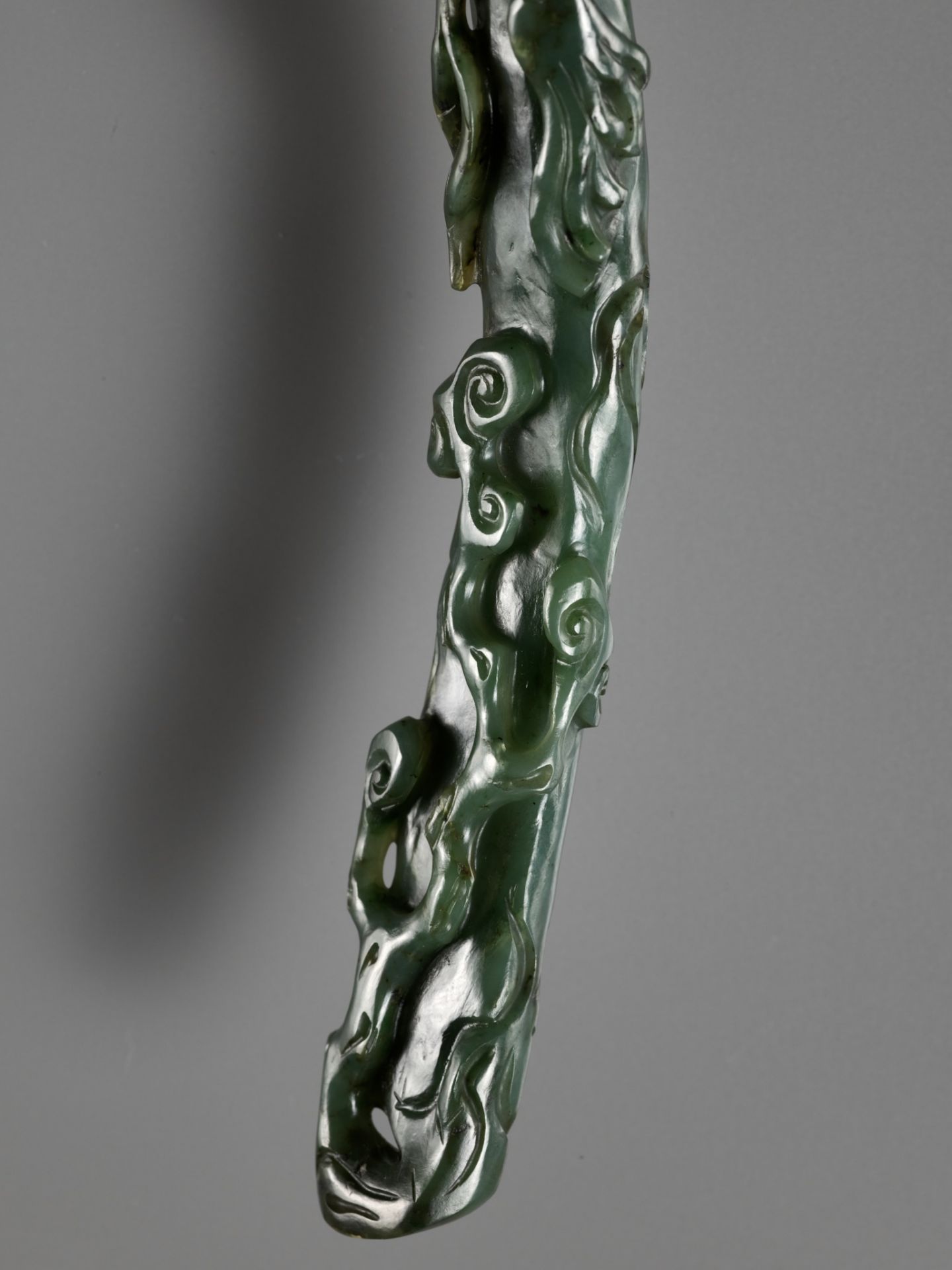 A SPINACH-GREEN JADE 'LINGZHI AND FINGER CITRON' RUYI SCEPTER, CHINA, 18TH CENTURY - Bild 13 aus 14