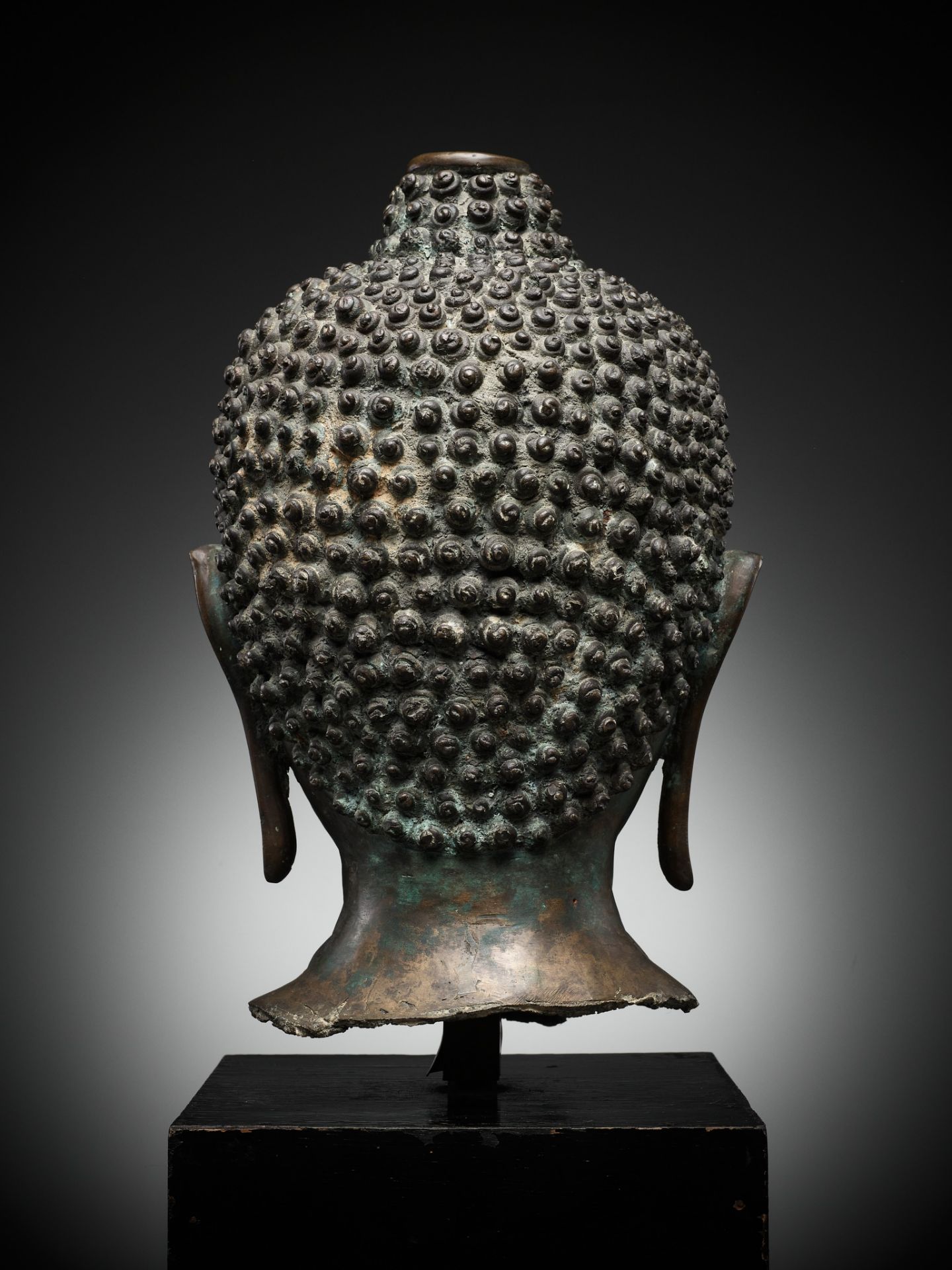 A MONUMENTAL BRONZE HEAD OF BUDDHA, LAN NA, NORTHERN THAILAND, 14TH-15th CENTURY - Image 11 of 16