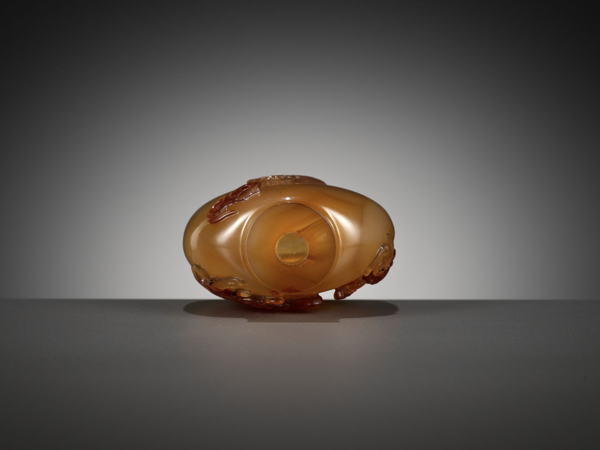 A CAMEO AGATE 'ZHONG KUI' SNUFF BOTTLE, OFFICIAL SCHOOL, CHINA, 1770-1840 - Bild 13 aus 14