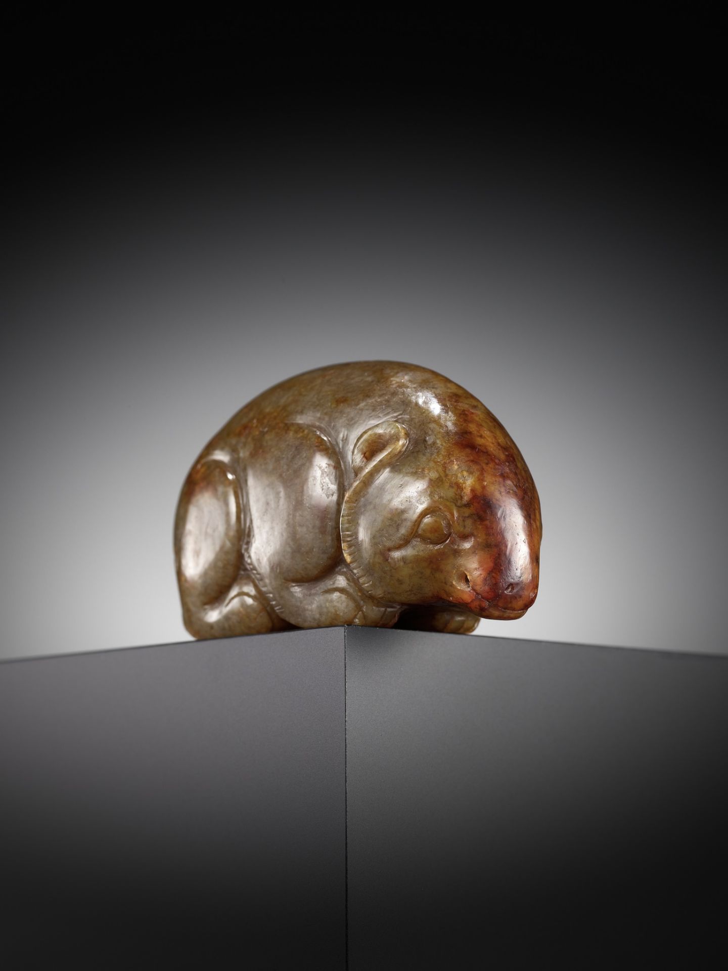 A DEEP CELADON AND RUSSET JADE 'CROUCHING BEAR' PENDANT, SONG TO MING DYNASTY - Image 3 of 10