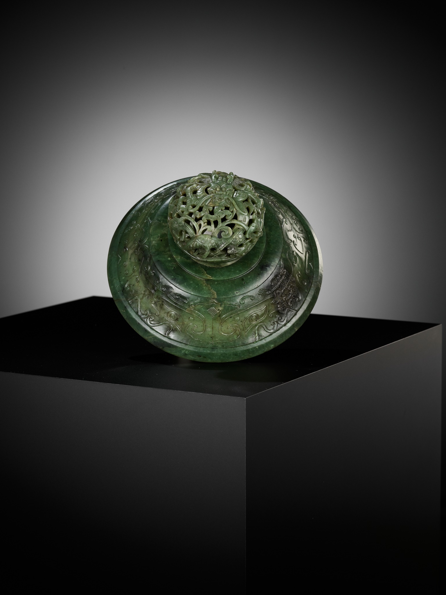 A SPINACH-GREEN JADE GUI-FORM CENSER AND COVER, QIANLONG PERIOD - Image 17 of 20