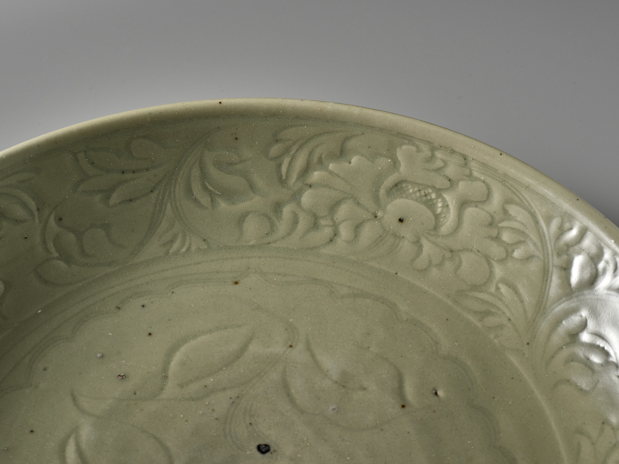 A LARGE AND FINELY CARVED 'PEONY' LONGQUAN CELADON CHARGER, MING DYNASTY - Image 8 of 16