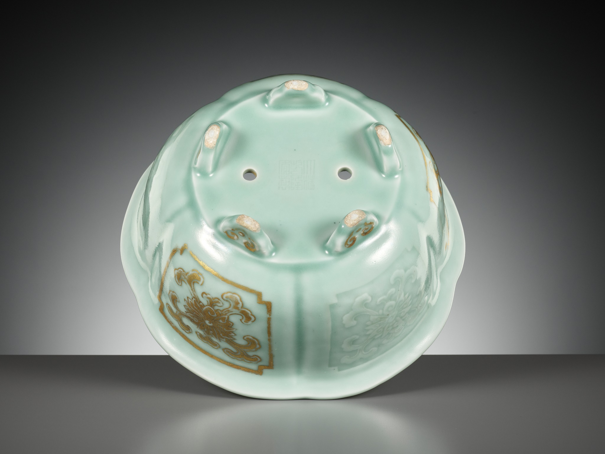 A MOLDED, LOBED AND GILT CELADON-GLAZED JARDINIERE, QIANLONG MARK AND PERIOD - Image 13 of 13