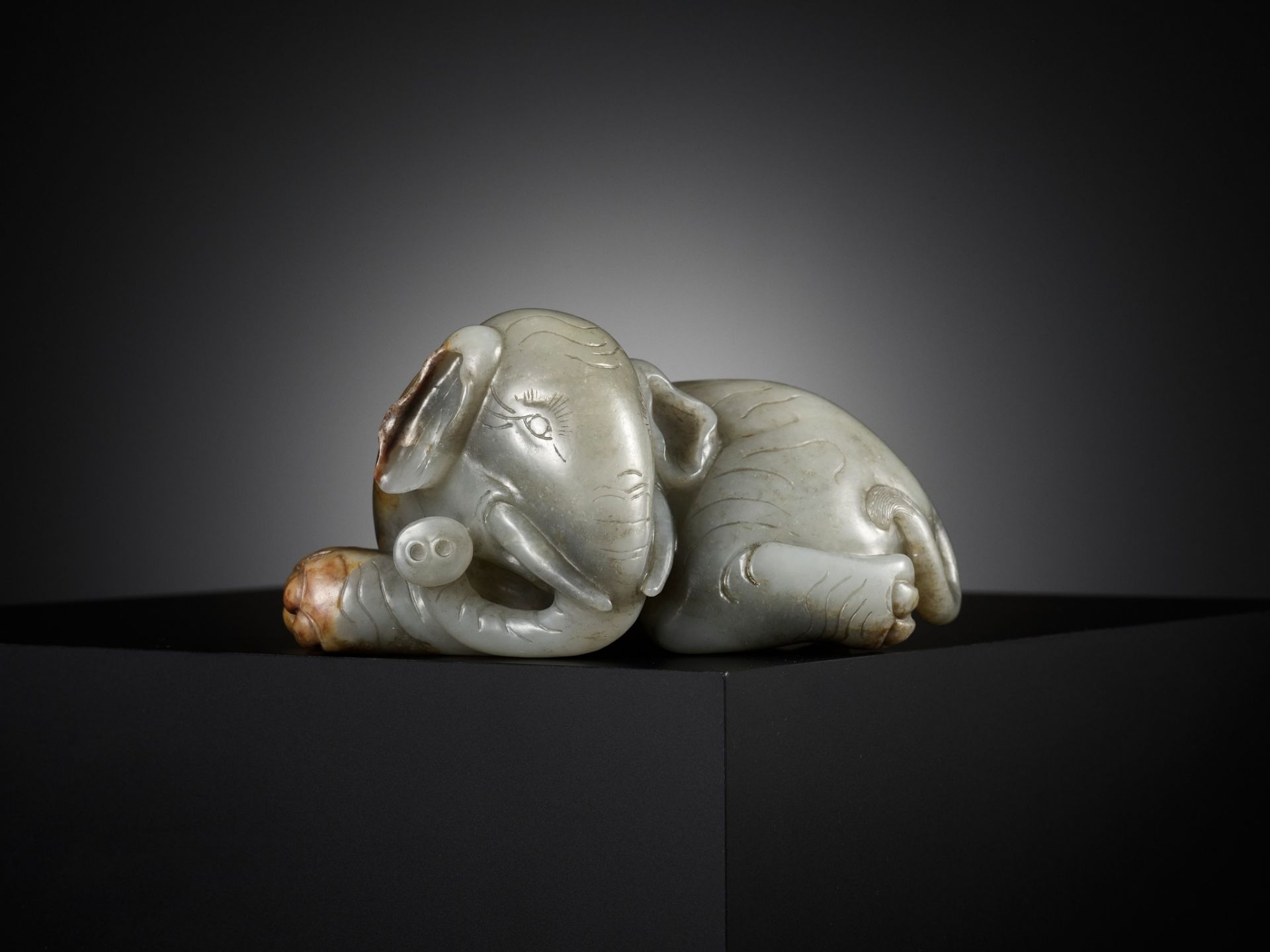 A GRAY AND RUSSET JADE FIGURE OF A RECUMBENT ELEPHANT, LATE MING TO MID-QING DYNASTY - Image 2 of 15