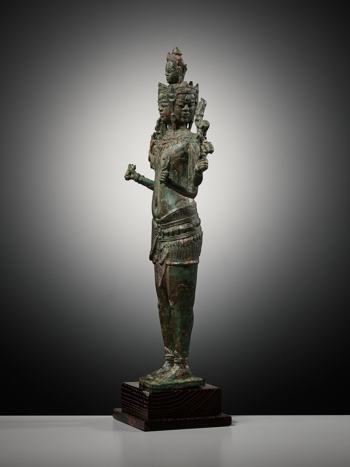 A LARGE AND IMPORTANT BRONZE FIGURE OF SADASHIVA, ANGKOR PERIOD, BAYON STYLE - Bild 16 aus 20