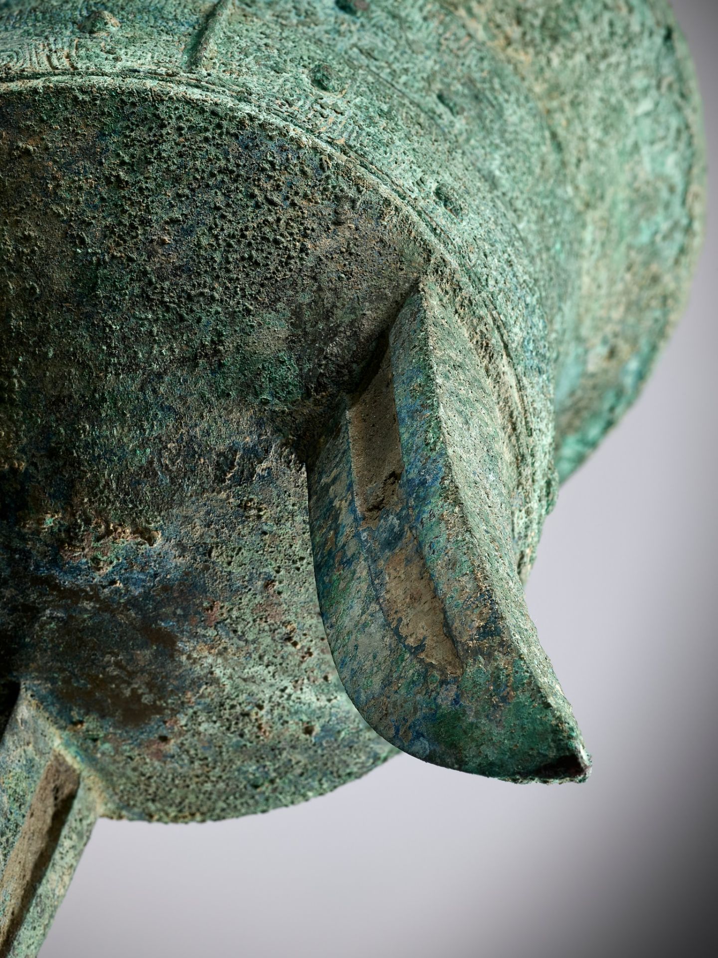 AN EXCEPTIONALLY LARGE AND MASSIVE BRONZE RITUAL TRIPOD WINE VESSEL, JIA, WITH A CLAN MARK, SHANG - Image 27 of 29