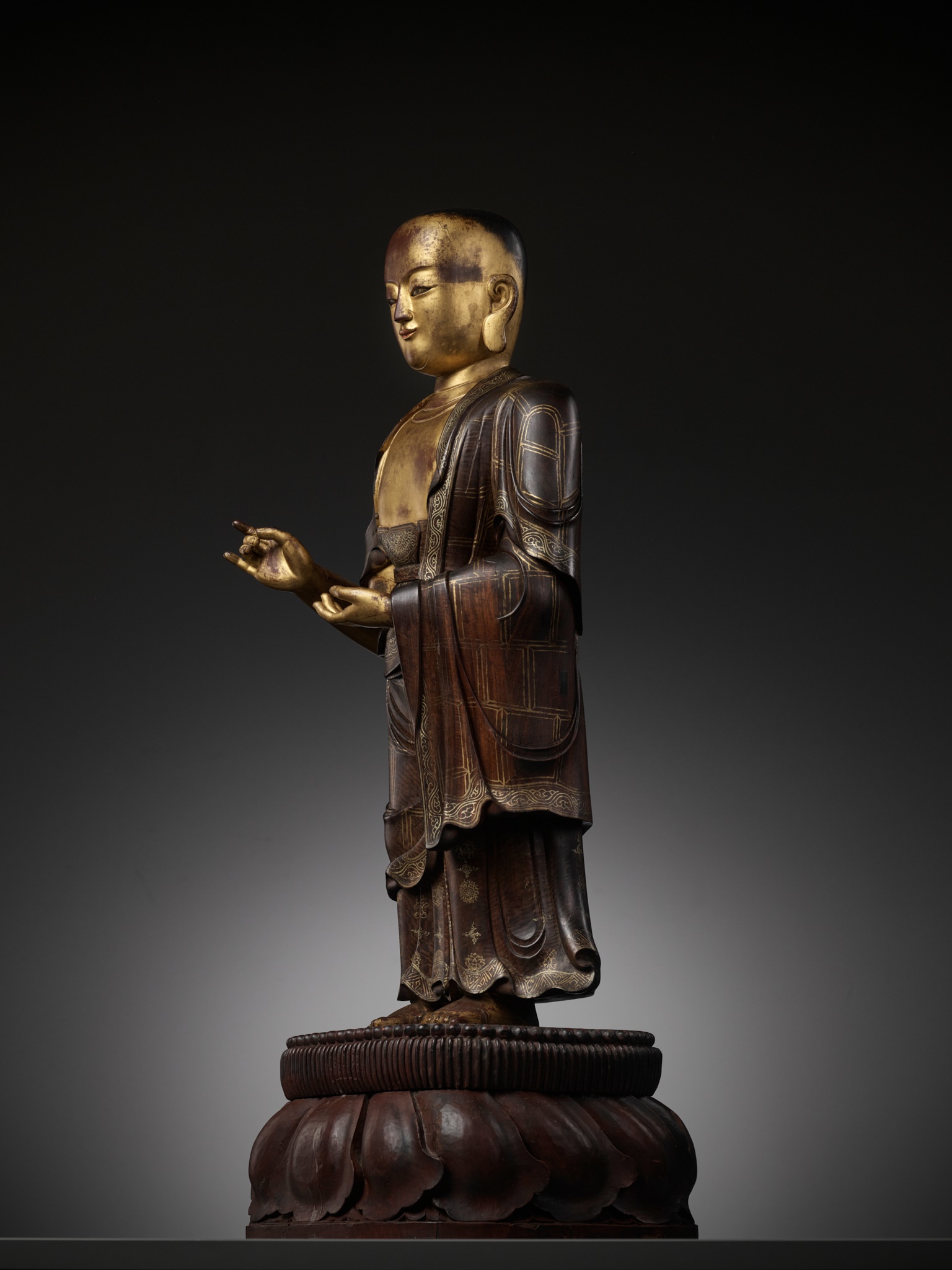 A LARGE AND HIGHLY IMPORTANT ZITAN AND GILT-LACQUERED STATUE OF SARIPUTRA, THE FIRST OF BUDDHA'S TWO - Image 15 of 26