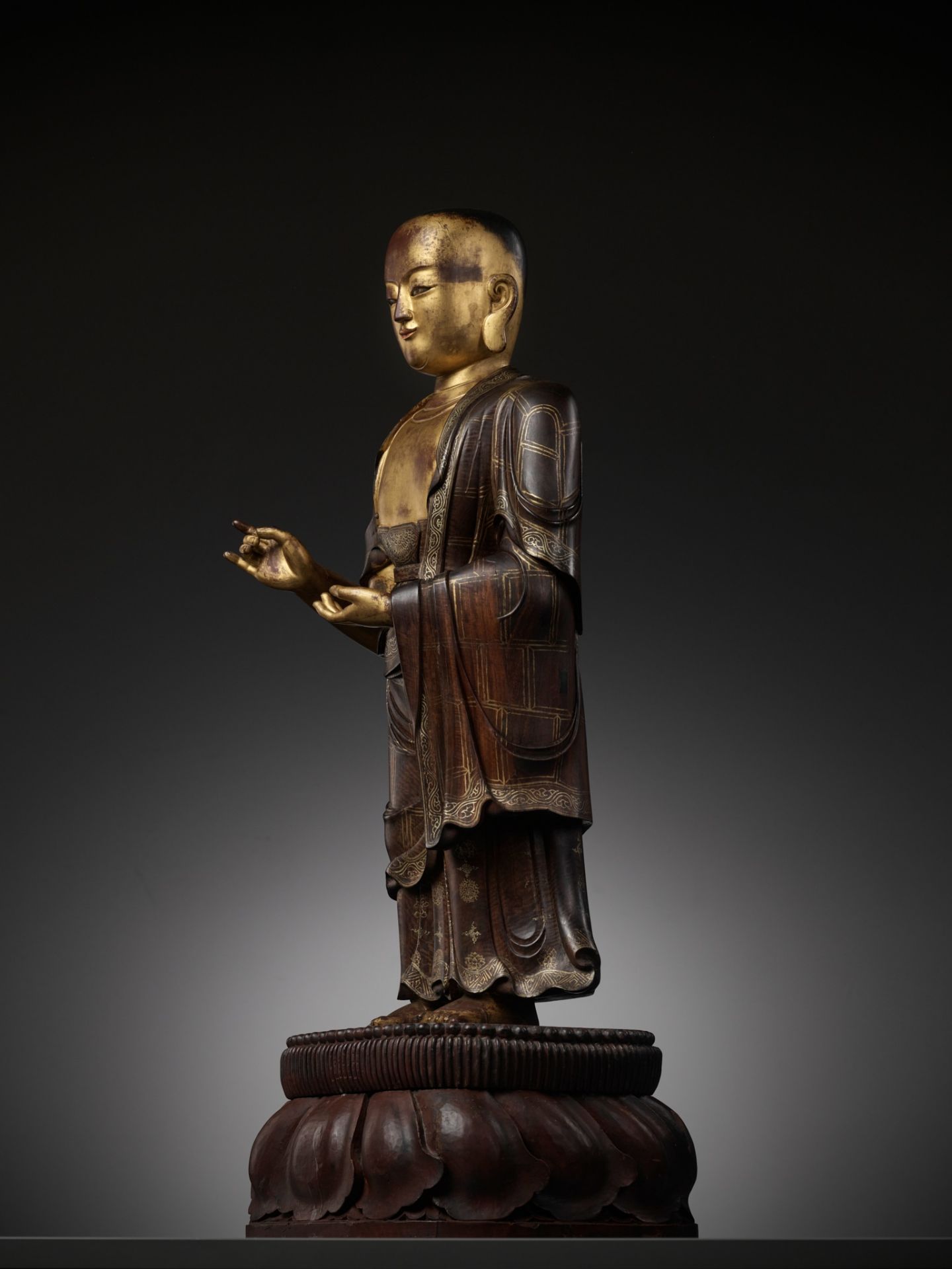 A LARGE AND HIGHLY IMPORTANT ZITAN AND GILT-LACQUERED STATUE OF SARIPUTRA, THE FIRST OF BUDDHA'S TWO - Image 15 of 26