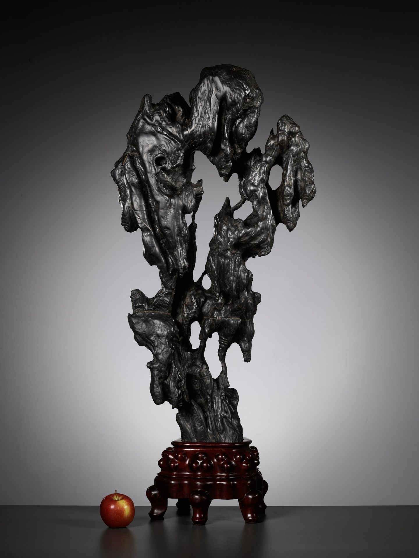 A MONUMENTAL AND HIGHLY IMPRESSIVE LINGBI SCHOLAR'S ROCK, QING DYNASTY - Bild 3 aus 13