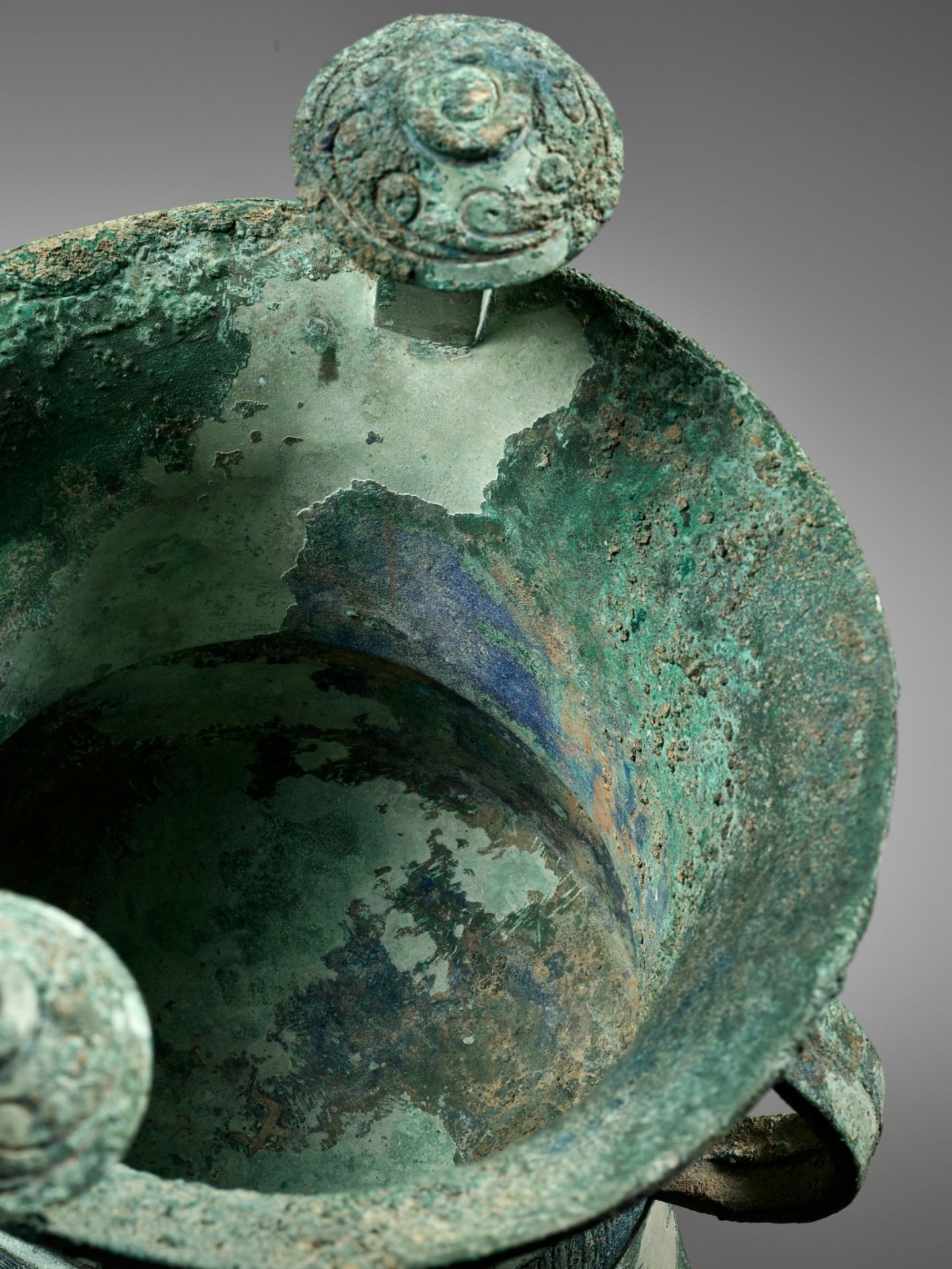 AN EXCEPTIONALLY LARGE AND MASSIVE BRONZE RITUAL TRIPOD WINE VESSEL, JIA, WITH A CLAN MARK, SHANG - Image 26 of 29