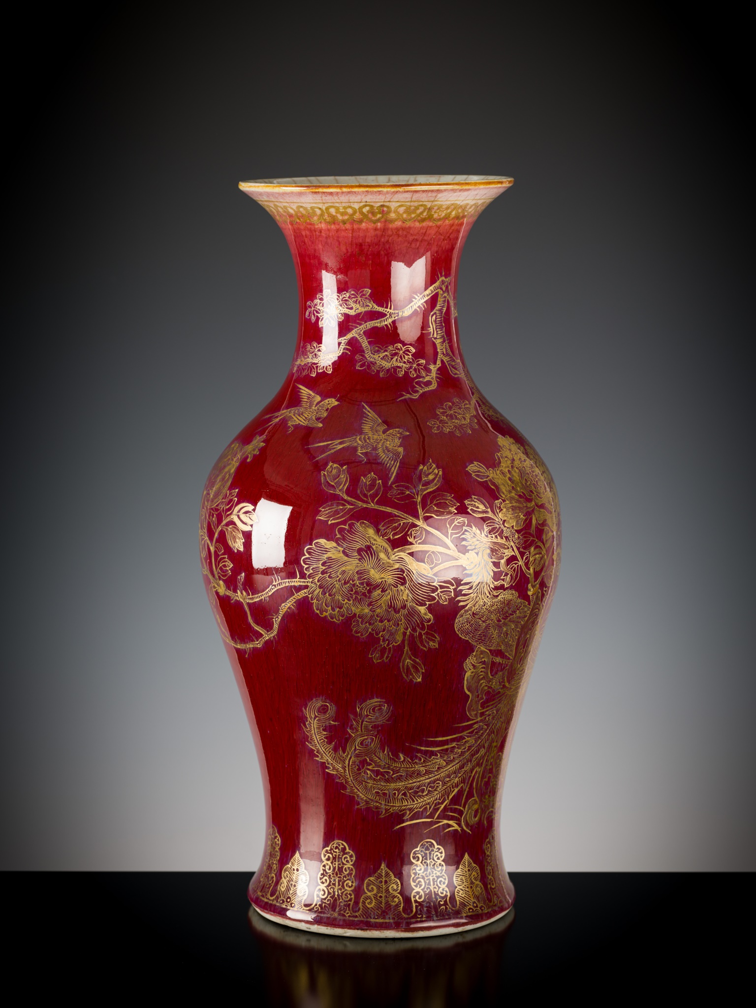 A RED-GLAZED AND GILT DECORATED 'BIRDS WORSHIPPING THE PHOENIX' VASE, LATE QING DYNASTY - Image 6 of 8