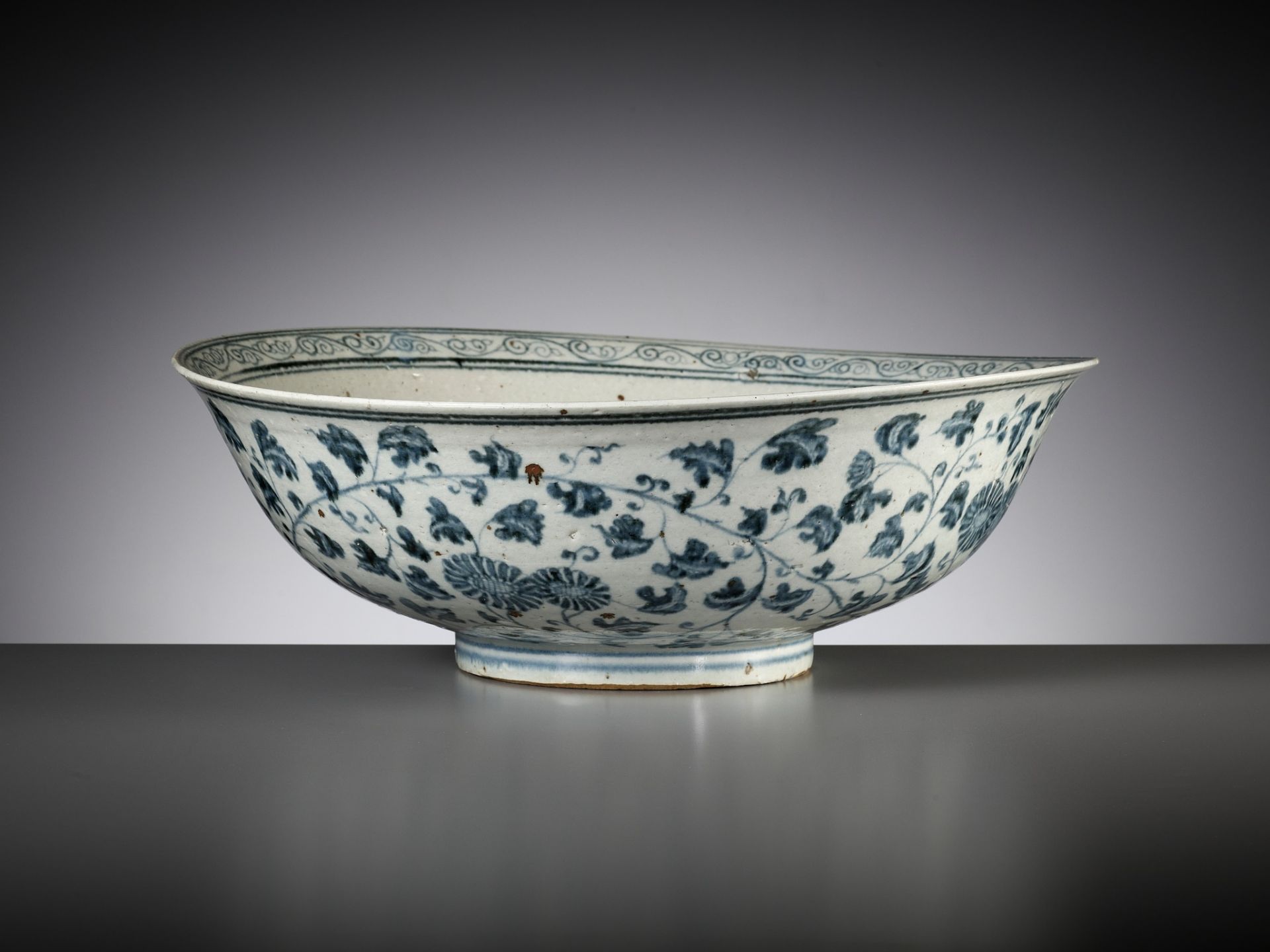 A LARGE ANNAMESE BLUE AND WHITE BOWL, VIETNAM, 14TH-15TH CENTURY - Image 9 of 12