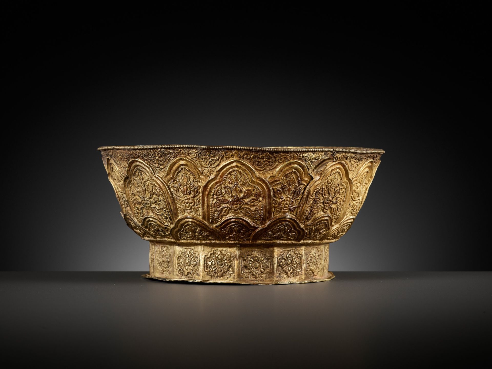 A SILVER-INLAID GOLD REPOUSSÉ BOWL DEPICTING GARUDA, VIETNAM,FORMER KINGDOMS OF CHAMPA,CIRCA 10TH C. - Image 13 of 18