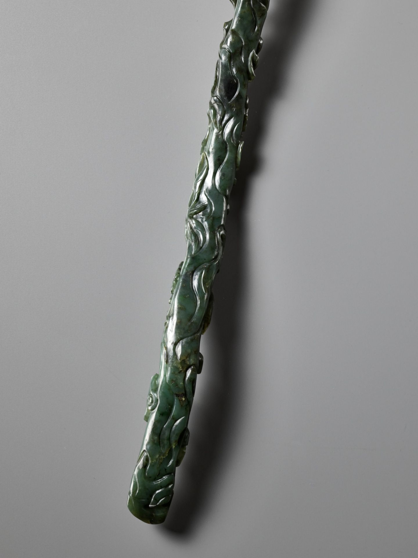 A SPINACH-GREEN JADE 'LINGZHI AND FINGER CITRON' RUYI SCEPTER, CHINA, 18TH CENTURY - Image 12 of 14