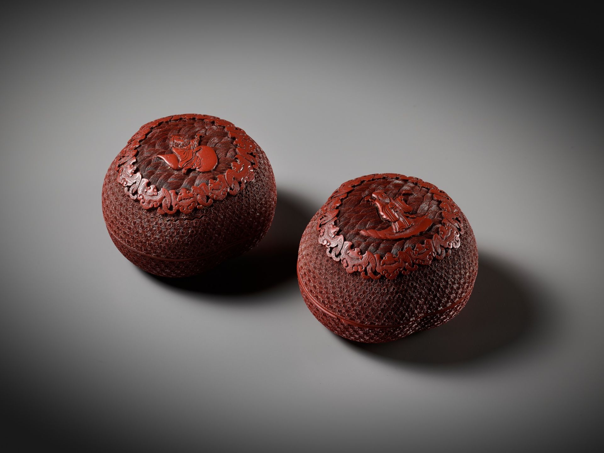 A PAIR OF HEAVY CARVED CINNABAR LACQUER PEACH-FORM BOXES AND COVERS DEPICTING IMMORTALS, QIANLONG - Image 2 of 11