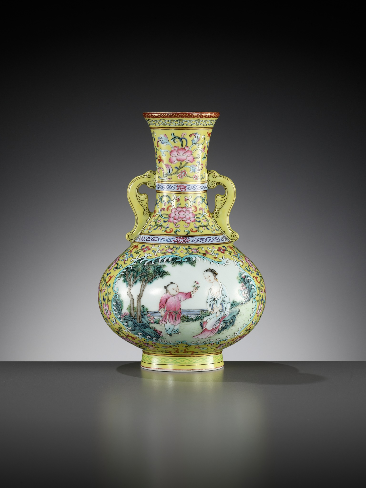 A MAGNIFICENT IMPERIAL-YELLOW GROUND FAMILLE ROSE 'LADY AND CHILD' VASE, QING DYNASTY - Image 7 of 14