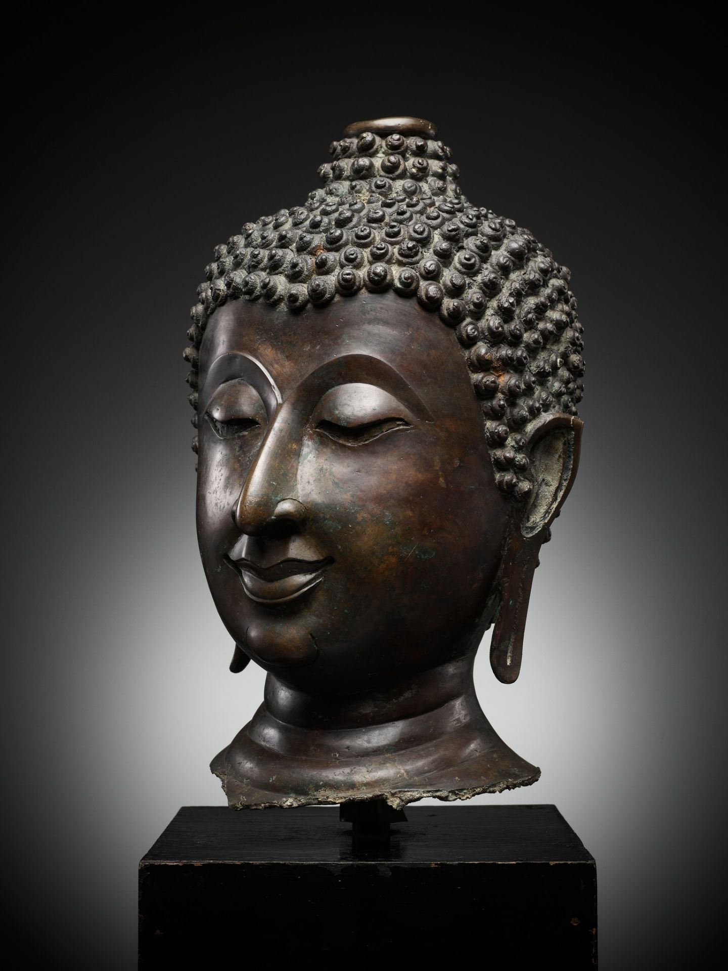 A MONUMENTAL BRONZE HEAD OF BUDDHA, LAN NA, NORTHERN THAILAND, 14TH-15th CENTURY - Image 3 of 16
