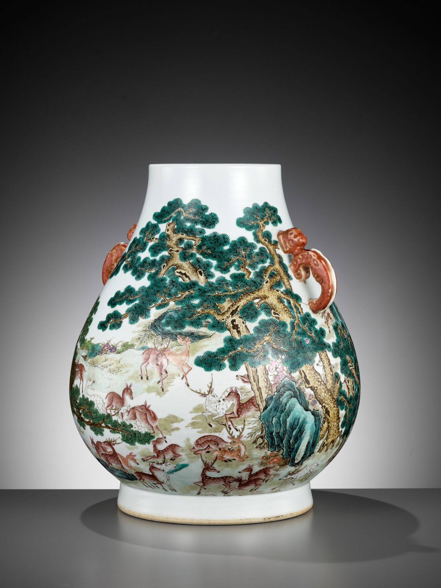 A FAMILLE ROSE 'HUNDRED DEER' (BAI LU) HU-FORM VASE, LATE QING TO EARLY REPUBLIC PERIOD - Bild 7 aus 17