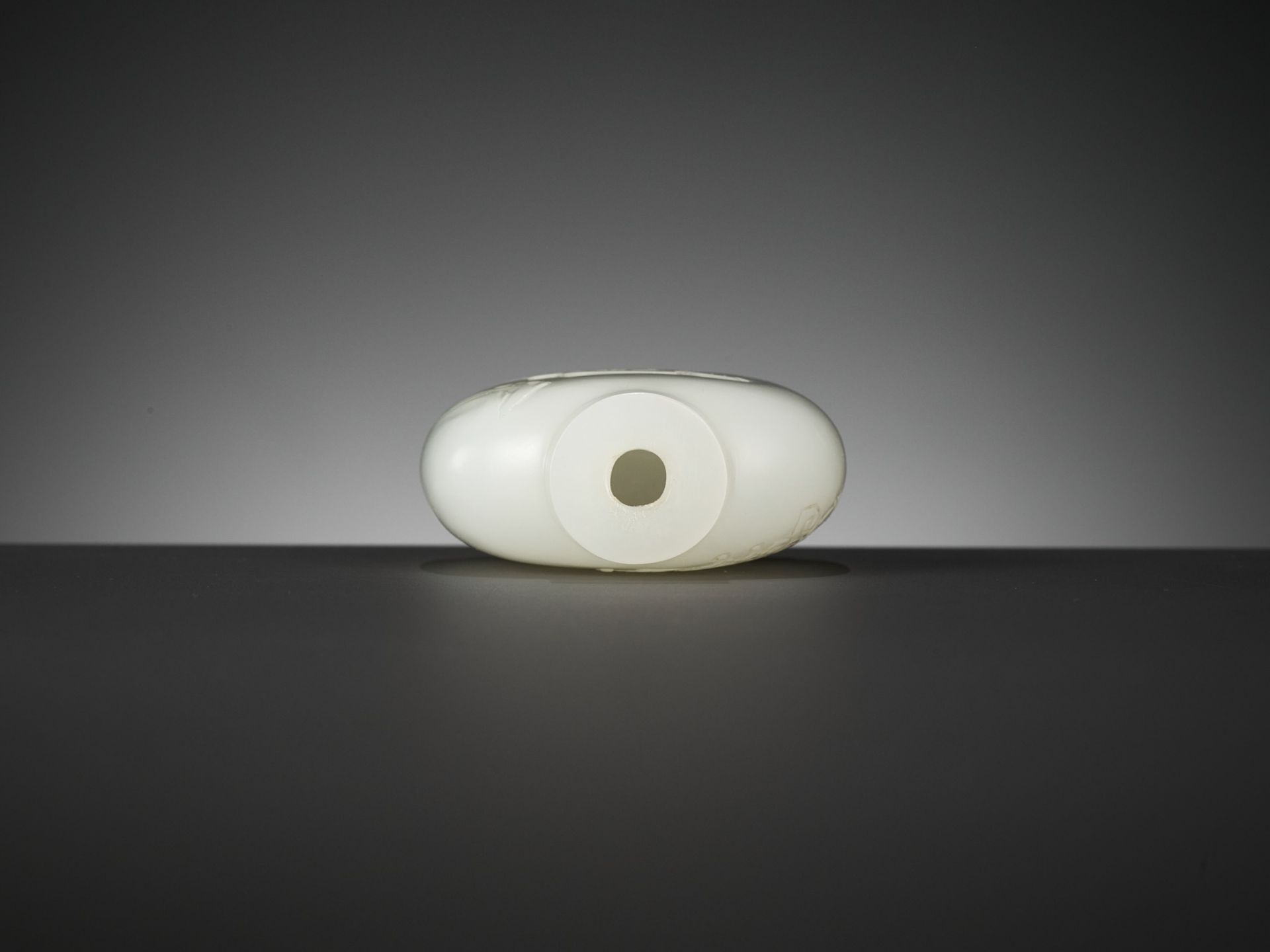 A WHITE JADE 'DRAGON' SNUFF BOTTLE, CHINA, 18TH CENTURY - Image 15 of 17