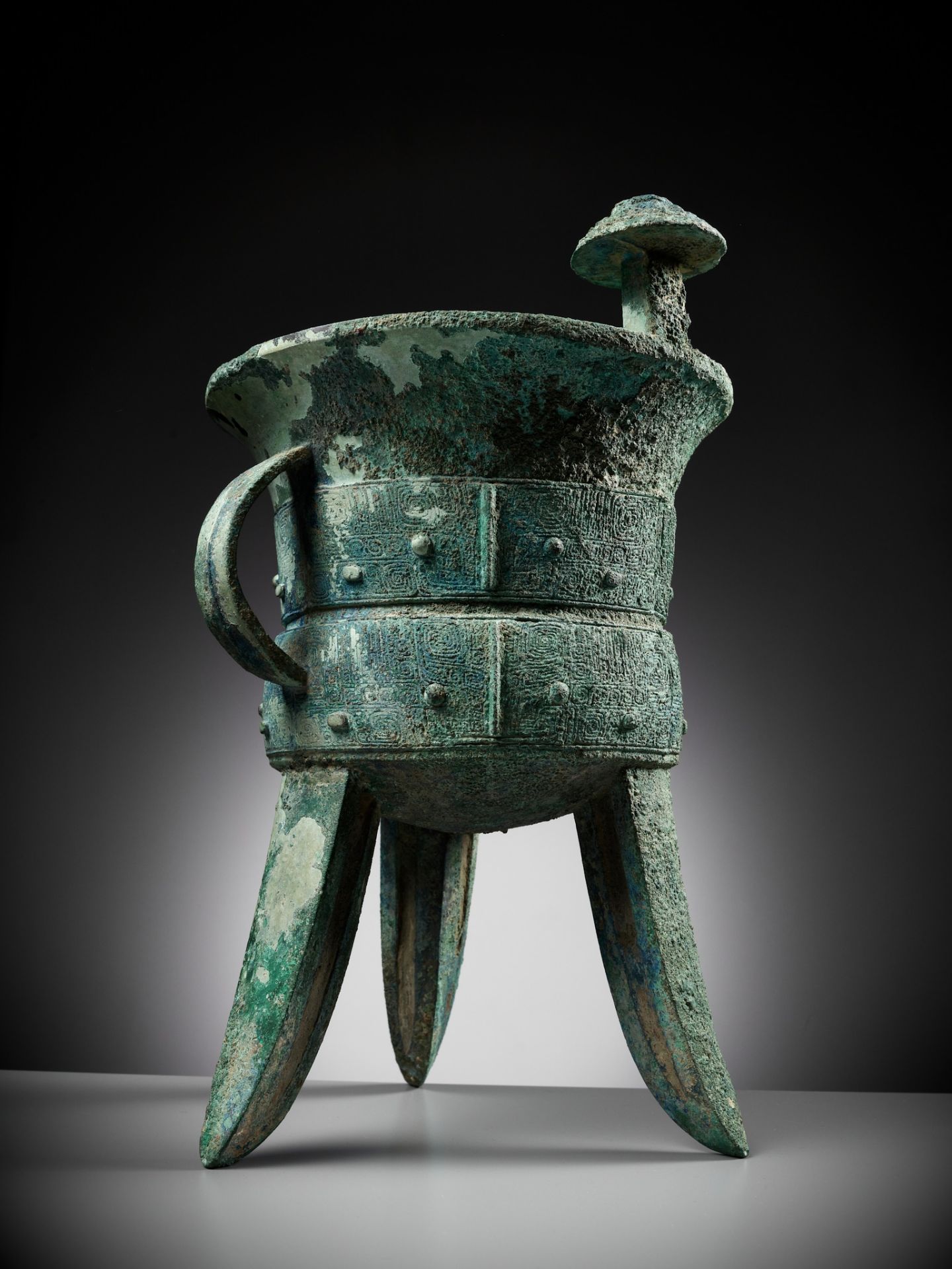 AN EXCEPTIONALLY LARGE AND MASSIVE BRONZE RITUAL TRIPOD WINE VESSEL, JIA, WITH A CLAN MARK, SHANG - Image 28 of 29
