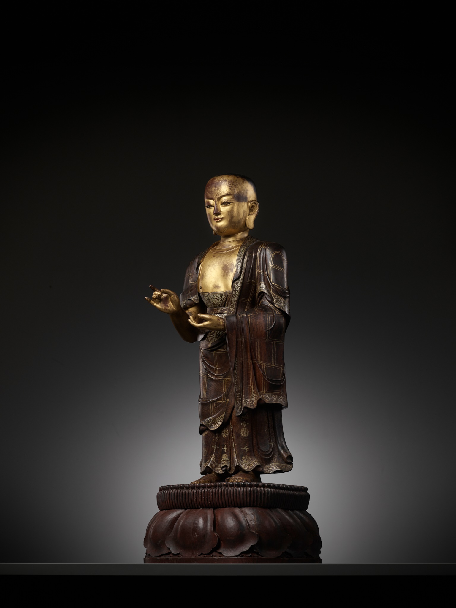 A LARGE AND HIGHLY IMPORTANT ZITAN AND GILT-LACQUERED STATUE OF SARIPUTRA, THE FIRST OF BUDDHA'S TWO - Image 16 of 26