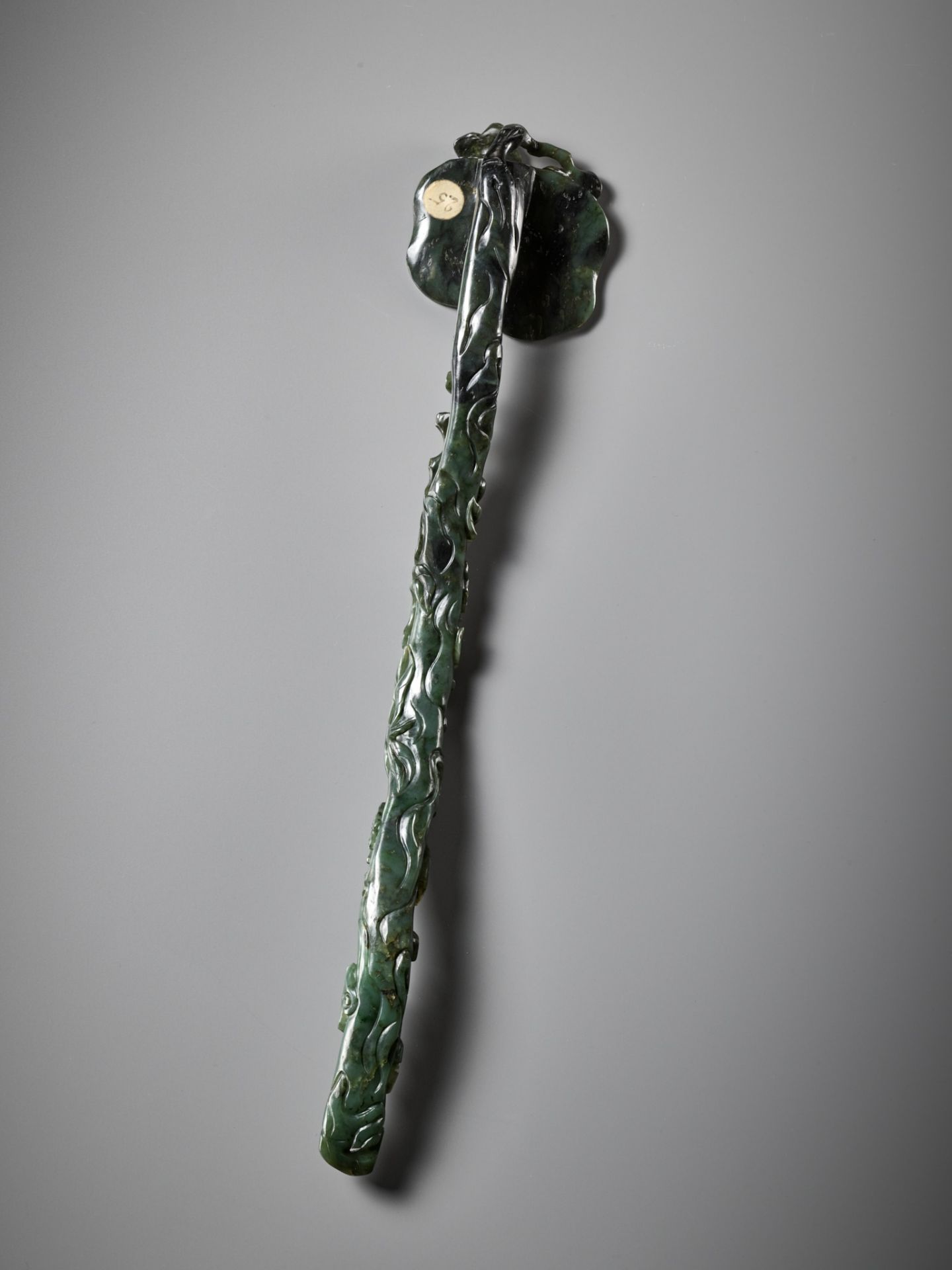 A SPINACH-GREEN JADE 'LINGZHI AND FINGER CITRON' RUYI SCEPTER, CHINA, 18TH CENTURY - Image 7 of 14