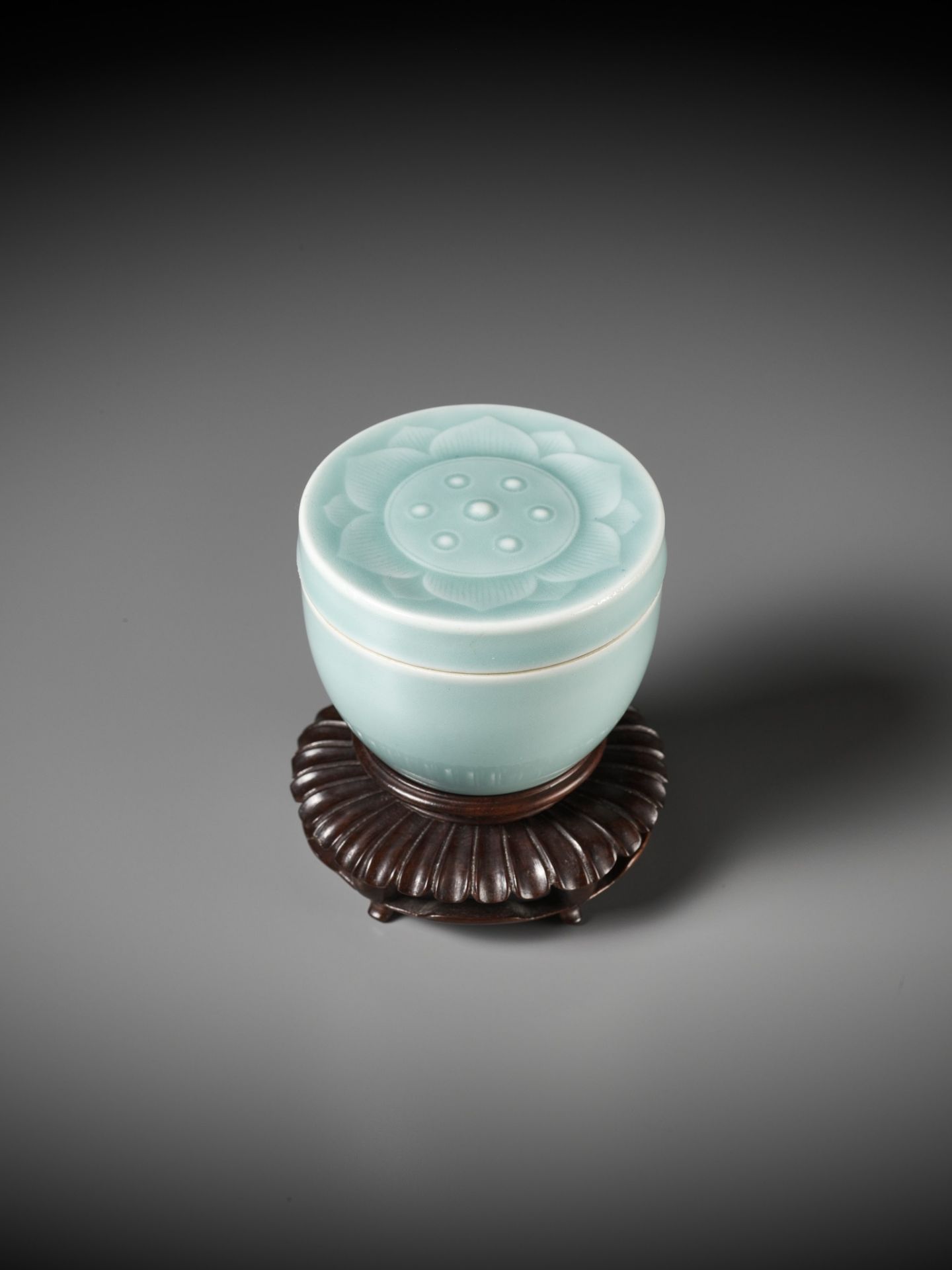 A CELADON-GLAZED LOTUS POD-FORM BOX AND COVER, QING DYNASTY - Image 13 of 14