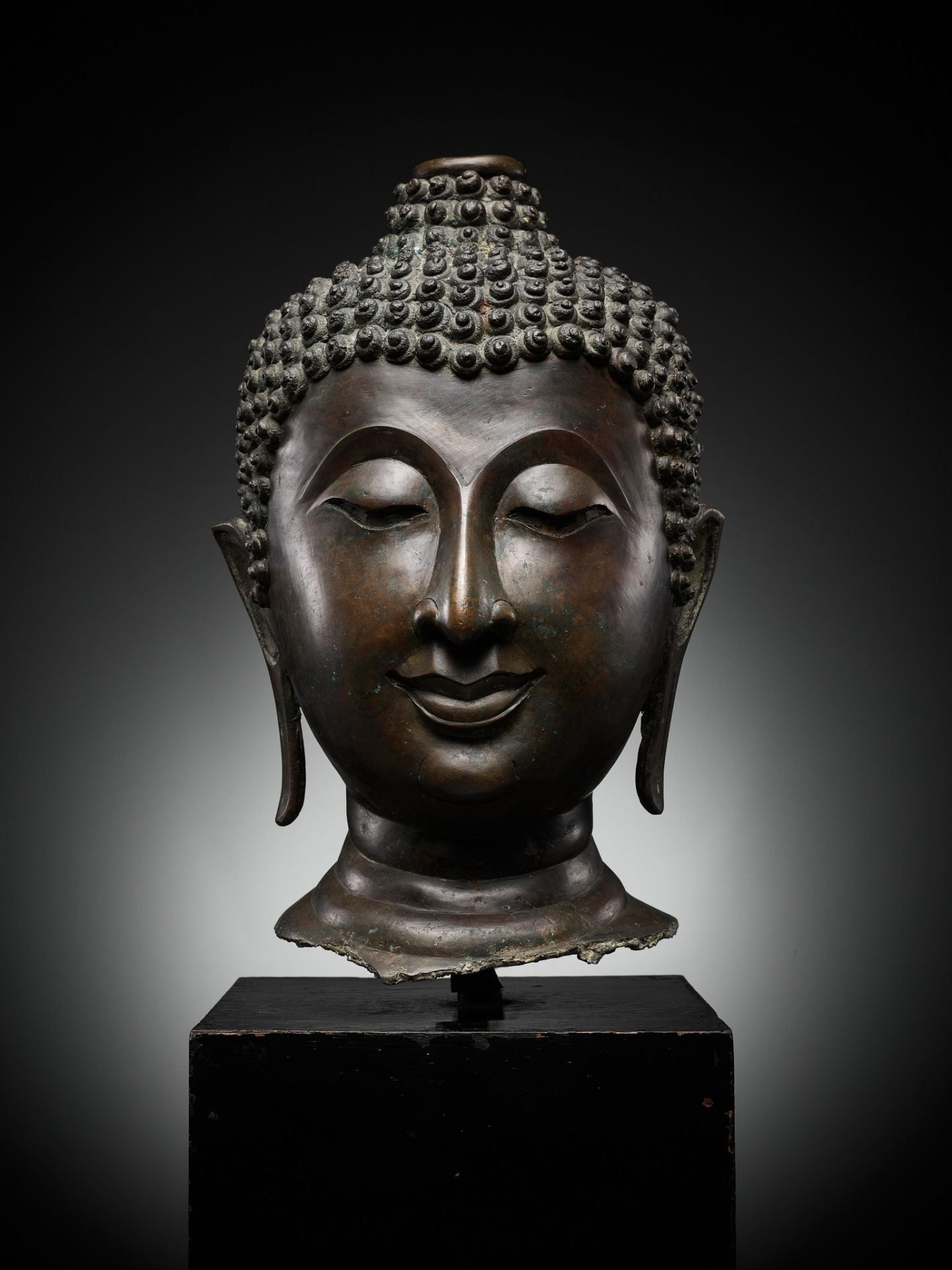A MONUMENTAL BRONZE HEAD OF BUDDHA, LAN NA, NORTHERN THAILAND, 14TH-15th CENTURY - Image 16 of 16
