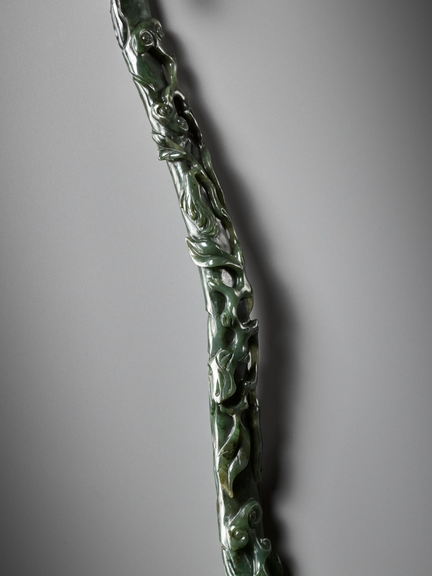 A SPINACH-GREEN JADE 'LINGZHI AND FINGER CITRON' RUYI SCEPTER, CHINA, 18TH CENTURY - Image 11 of 14