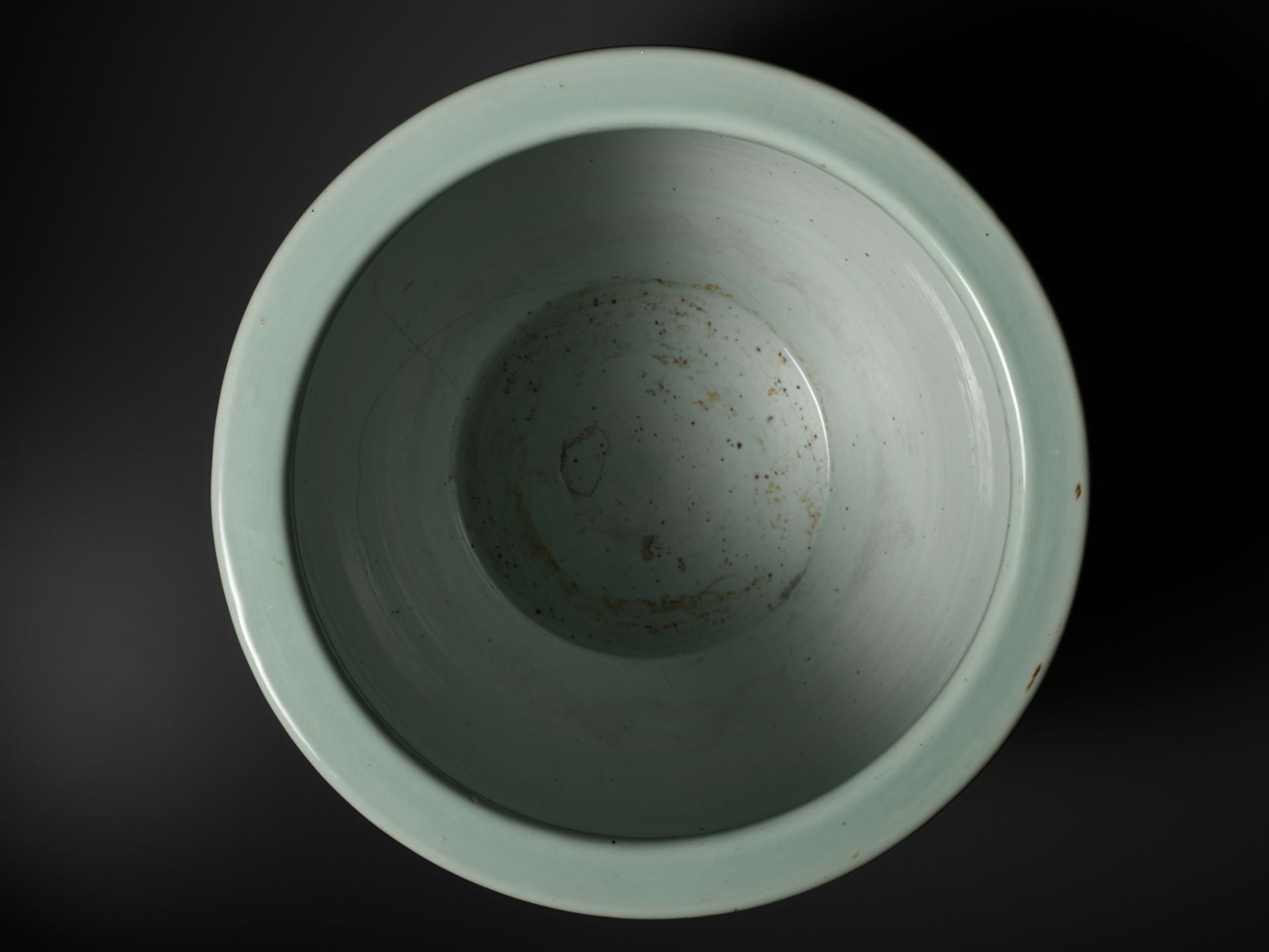 A LARGE MOLDED AND CARVED CELADON-GLAZED 'DRAGON' FISHBOWL, QING DYNASTY - Image 15 of 16