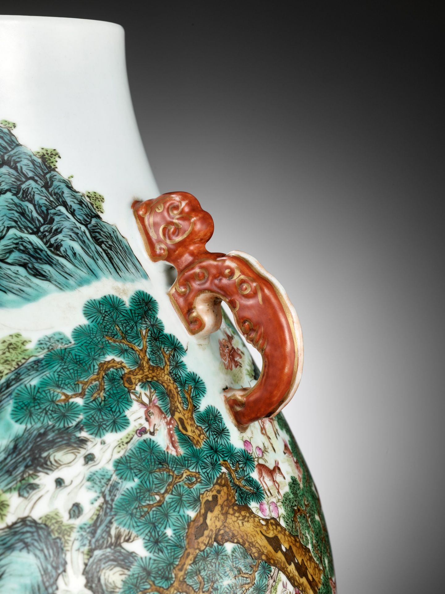 A FAMILLE ROSE 'HUNDRED DEER' (BAI LU) HU-FORM VASE, LATE QING TO EARLY REPUBLIC PERIOD - Bild 16 aus 17