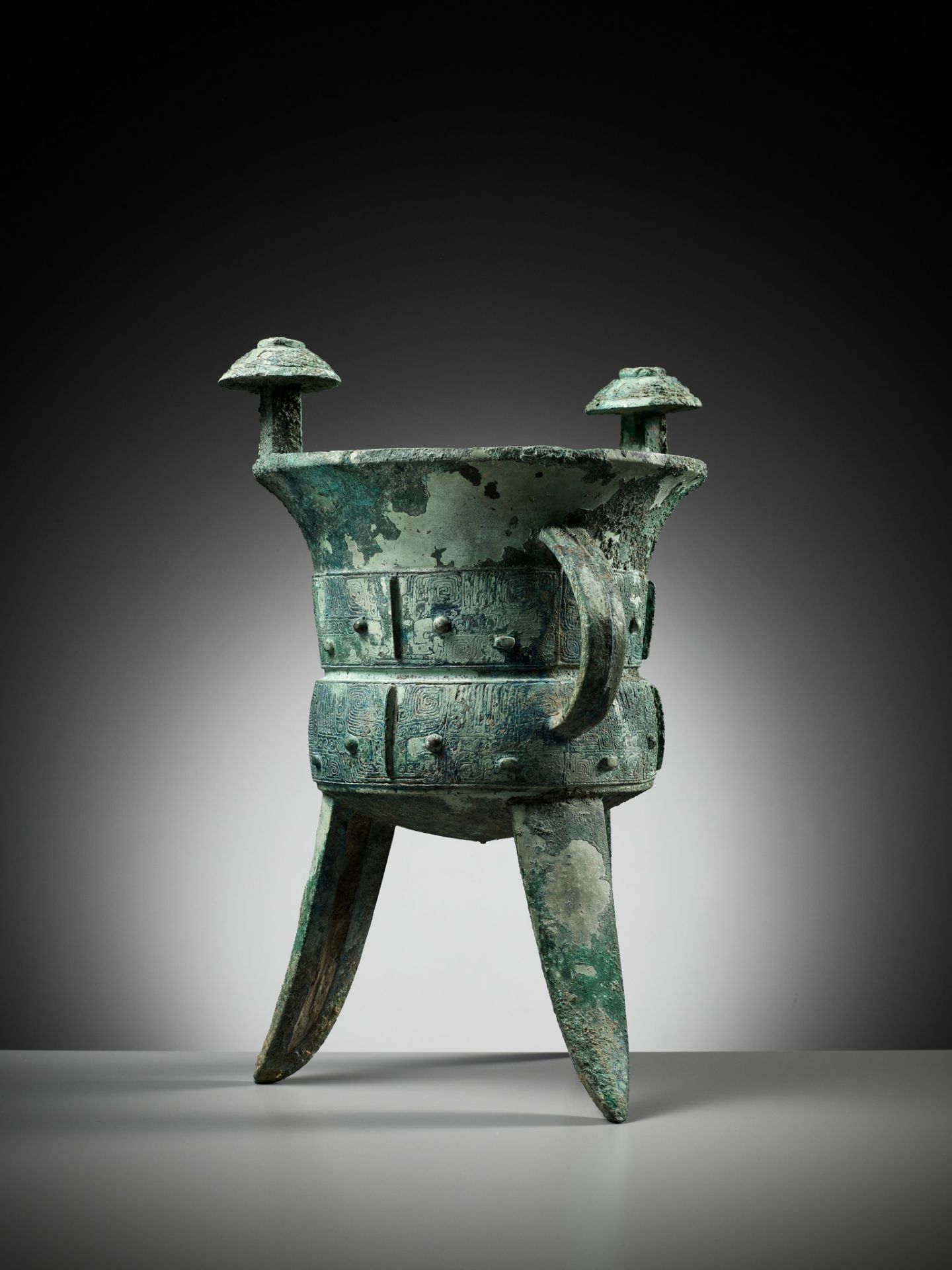 AN EXCEPTIONALLY LARGE AND MASSIVE BRONZE RITUAL TRIPOD WINE VESSEL, JIA, WITH A CLAN MARK, SHANG - Image 15 of 29