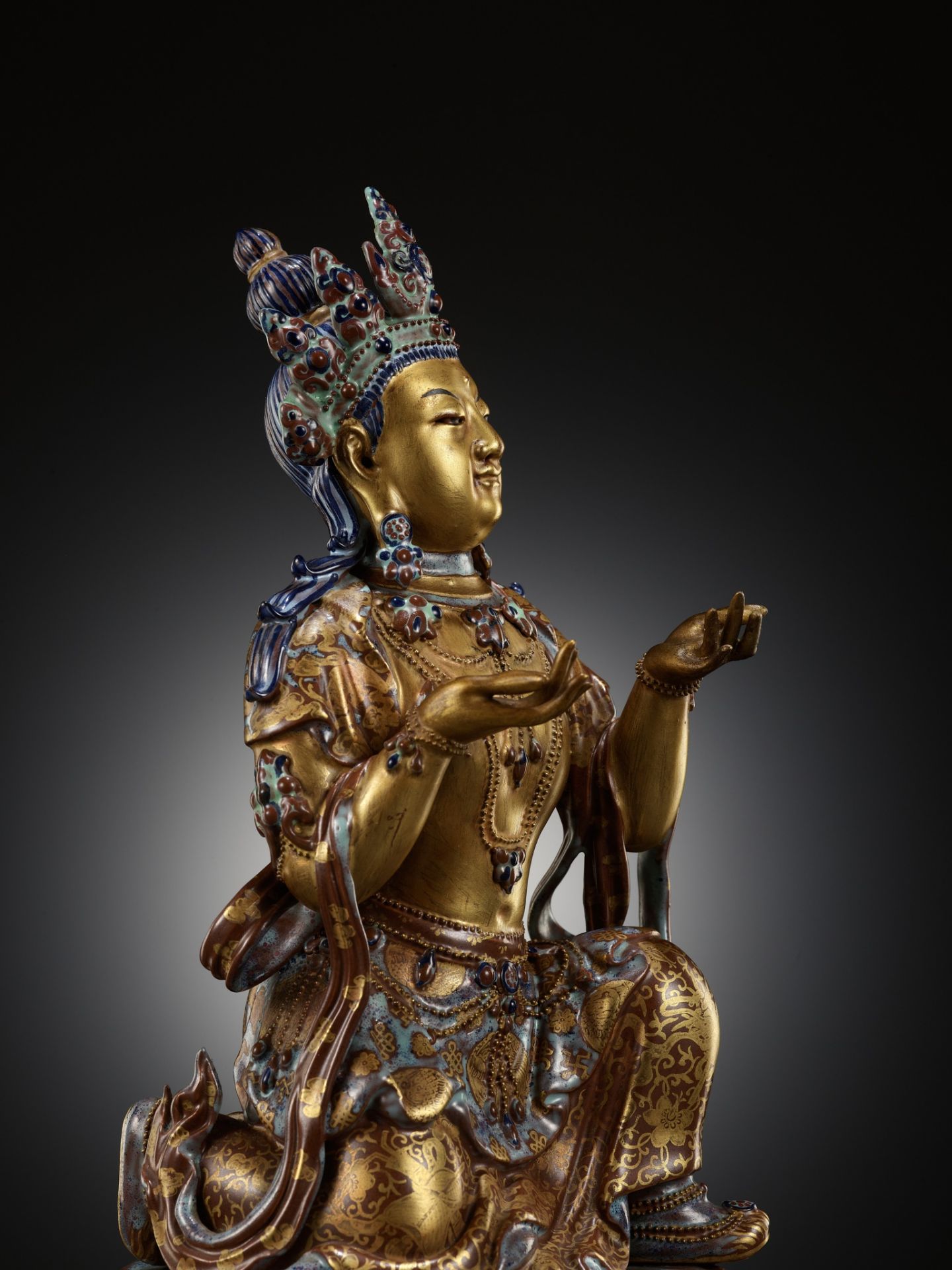 A ROBIN'S-EGG-GLAZED AND GILT PORCELAIN FIGURE OF A BODHISATTVA, QIANLONG TO JIAQING PERIOD - Image 22 of 23