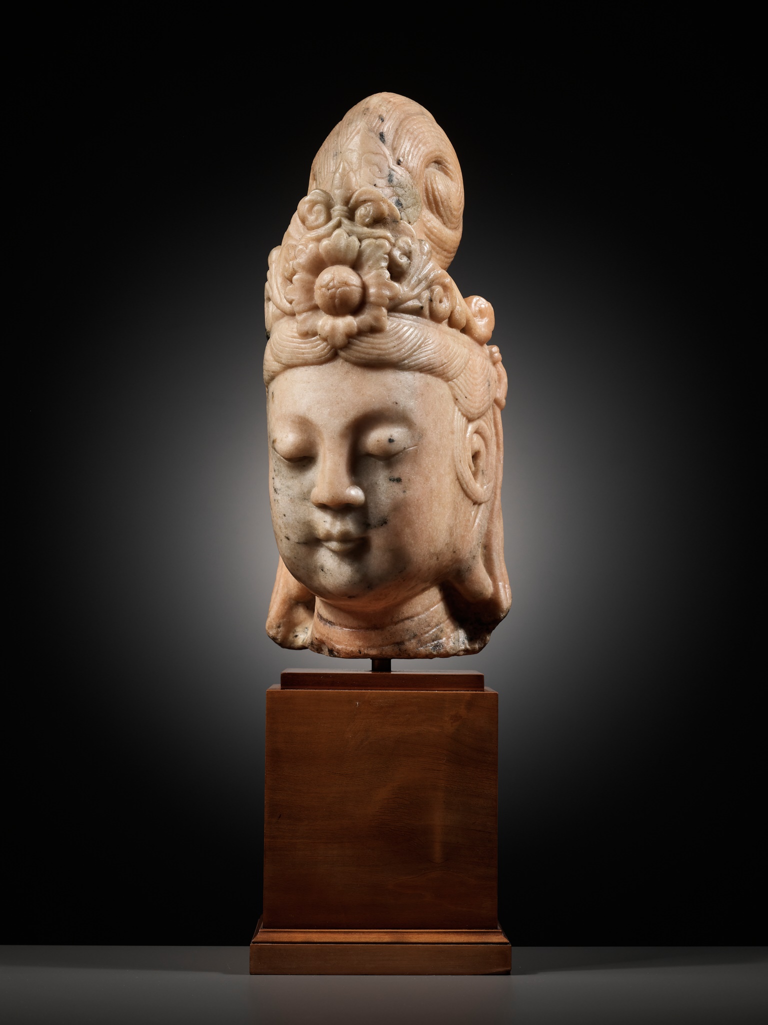 A LARGE PINK MARBLE HEAD OF GUANYIN, QING DYNASTY - Image 10 of 10