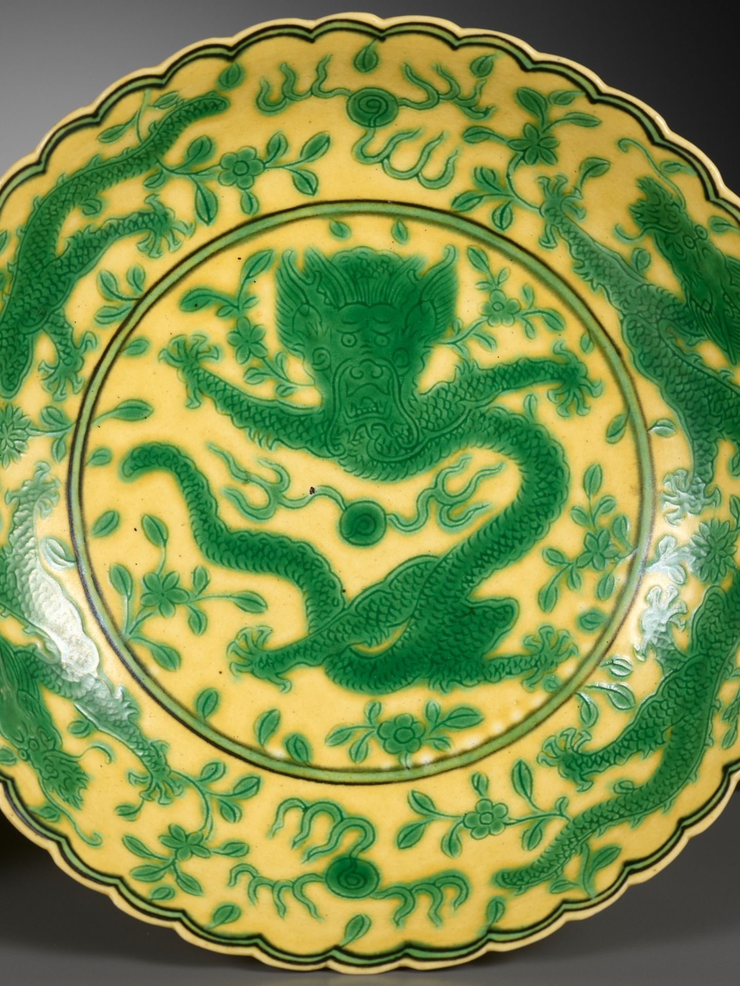 A PAIR OF YELLOW-GROUND AND GREEN-ENAMELLED 'DRAGON' DISHES, QIANLONG MARK AND OF THE PERIOD - Image 5 of 18