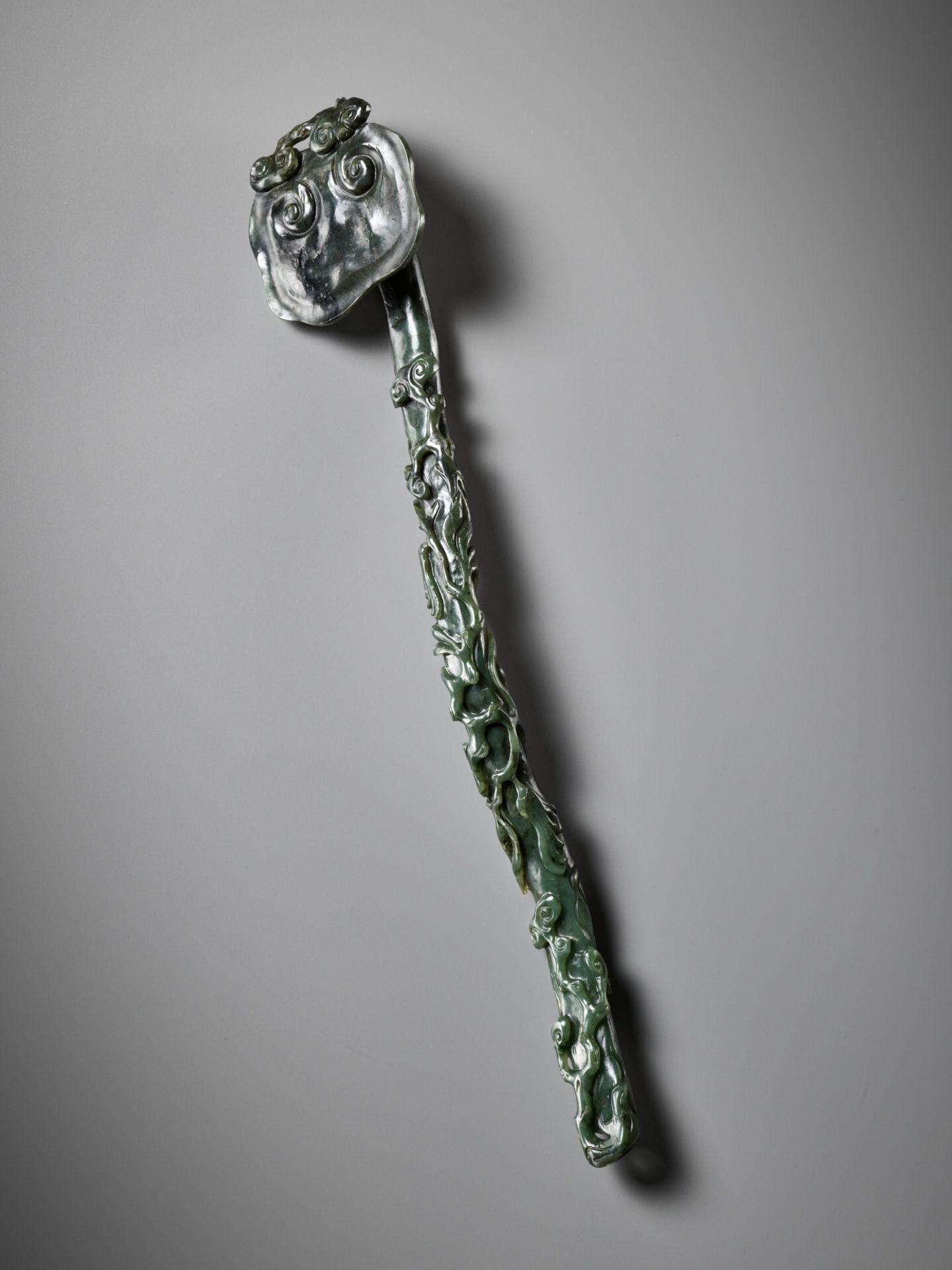 A SPINACH-GREEN JADE 'LINGZHI AND FINGER CITRON' RUYI SCEPTER, CHINA, 18TH CENTURY - Bild 2 aus 14